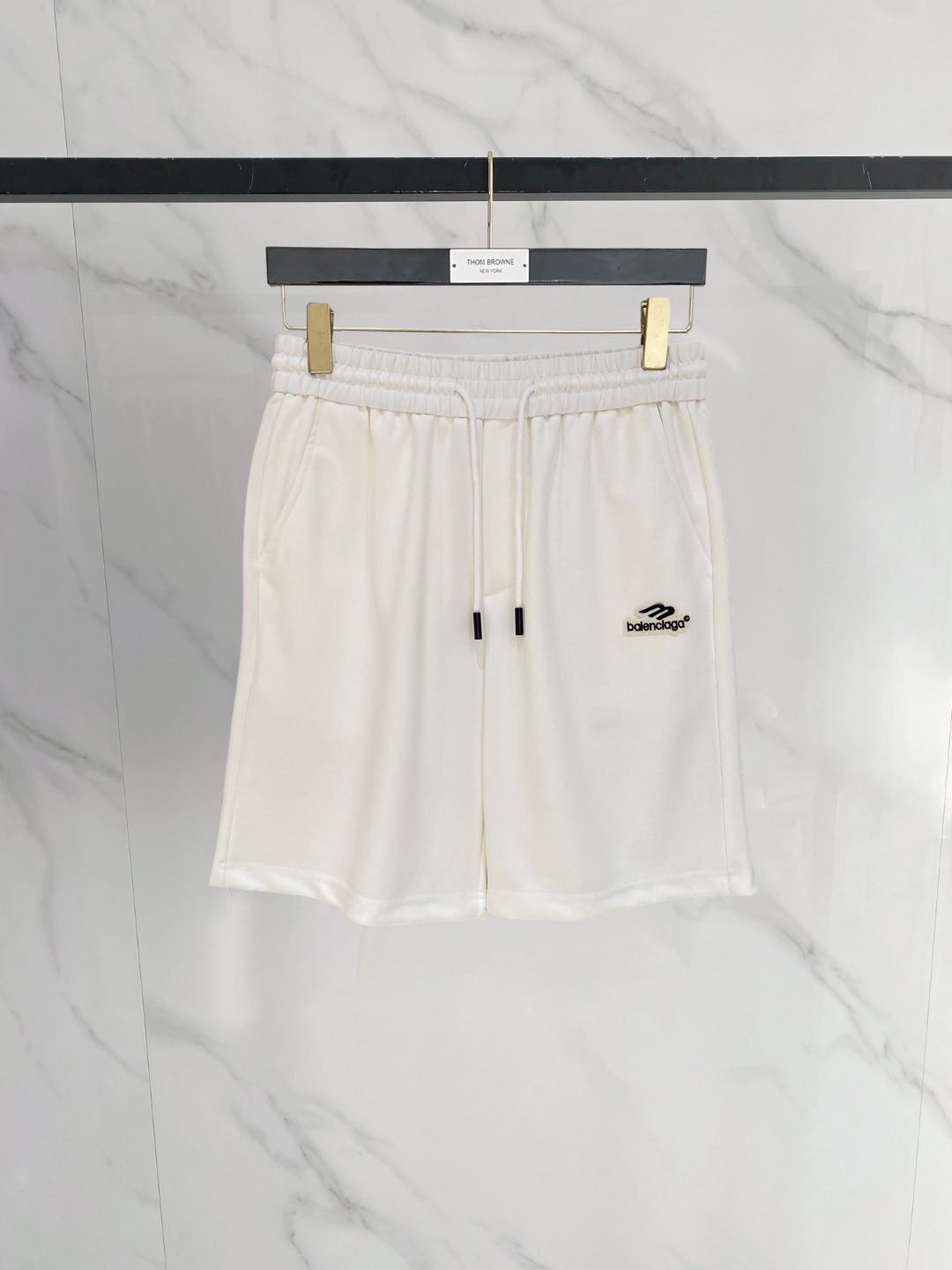 NO:774080,Balenciaga 2026 spring and summer new men's casual shorts, five-quarter pants, high-end goods, simple, fashionable and generous, customized original imported fabrics, simple and refreshing, high-quality workmanship details, exquisite, simple and generous, versatile style, elegant and handsome upper body, brand new sense of sight!  The appearance is incomparable, the details are in place, and the upper body is not picky!  Size M-3xL,,balenciaga,shorts,19860909巴黎世家 2026春夏新款男士休闲短裤 五分裤 高端货简洁时尚大方定制原版进口面料简洁利落又清爽品质做工细节精美简约大方百搭款 上身优雅帅气,焕然一新的即视感！品相无敌,细节都很到位,上身不挑人！ 码数M-3xL,,balenciaga,shorts,,Men's clothing