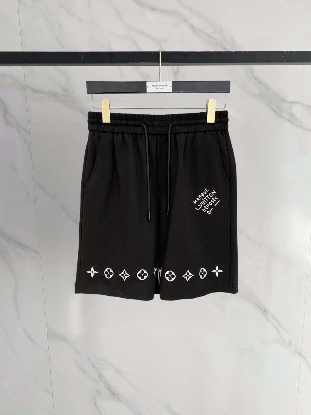 NO:774086,LV 2026 spring and summer new men's casual shorts, three-quarter pants, high-end goods, simple, fashionable and generous, customized original imported fabrics, simple and refreshing, high-quality workmanship details, exquisite, simple and generous, versatile style, elegant and handsome upper body, brand new sense of sight!  The appearance is incomparable, the details are in place, and the upper body is not picky!  Size M-3xL,,louis vuitton,shorts,19860909LV 2026春夏新款男士休闲短裤 五分裤 高端货简洁时尚大方定制原版进口面料简洁利落又清爽品质做工细节精美简约大方百搭款 上身优雅帅气,焕然一新的即视感！品相无敌,细节都很到位,上身不挑人！ 码数M-3xL,,louis vuitton,shorts,,Men's clothing