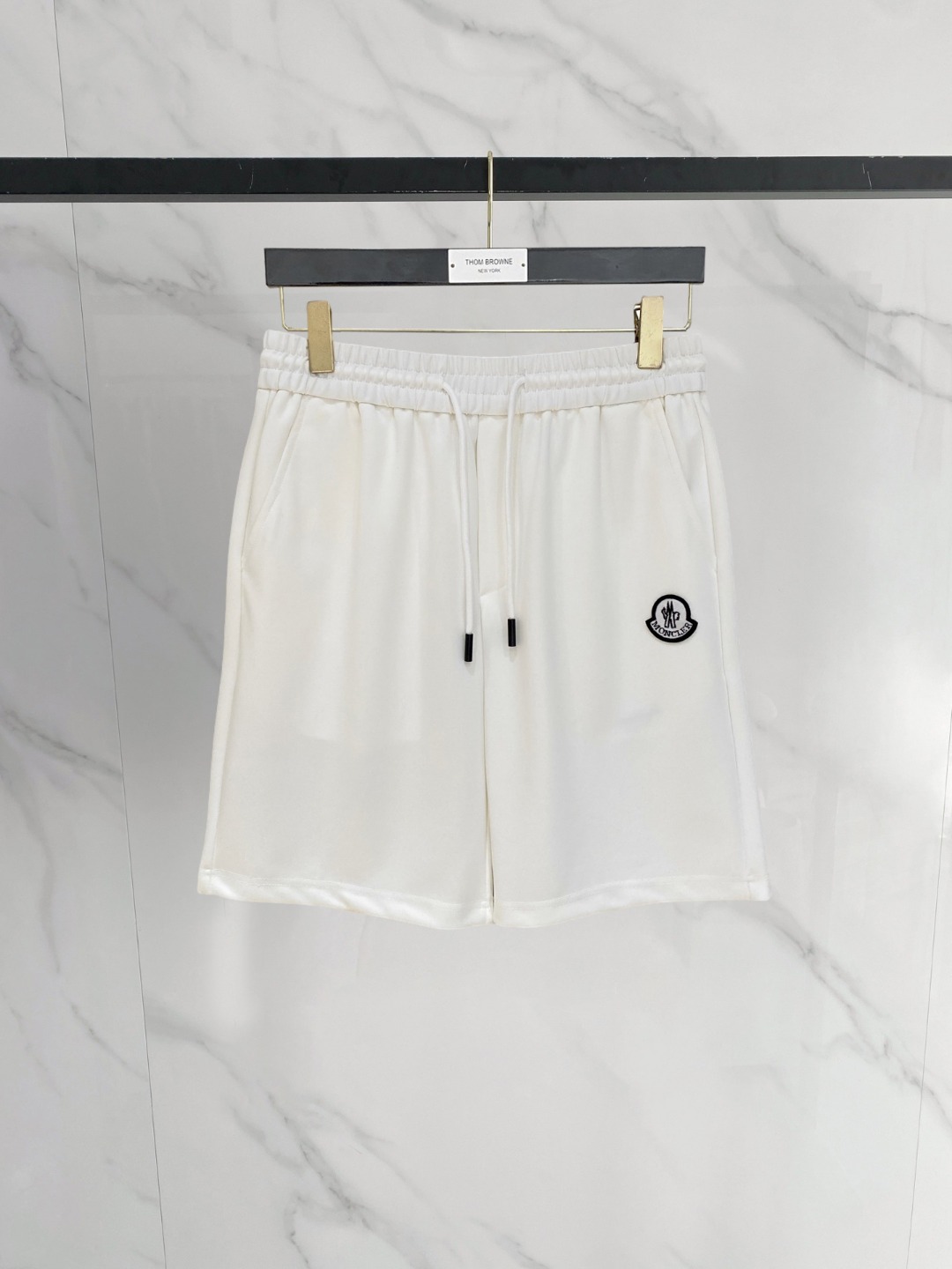 NO:774046,Mengkou 2026 spring and summer new men's casual shorts, five-quarter pants, high-end goods, simple, fashionable and generous, customized original imported fabrics, simple and refreshing, high-quality workmanship details, exquisite, simple and generous, versatile style, elegant and handsome upper body, brand new sense of sight!  The appearance is incomparable, the details are in place, and the upper body is not picky!  Size M-3xL,,Moncler,shorts,19860909蒙口 2026春夏新款男士休闲短裤 五分裤 高端货简洁时尚大方定制原版进口面料简洁利落又清爽品质做工细节精美简约大方百搭款 上身优雅帅气,焕然一新的即视感！品相无敌,细节都很到位,上身不挑人！ 码数M-3xL,,Moncler,shorts,,Men's clothing