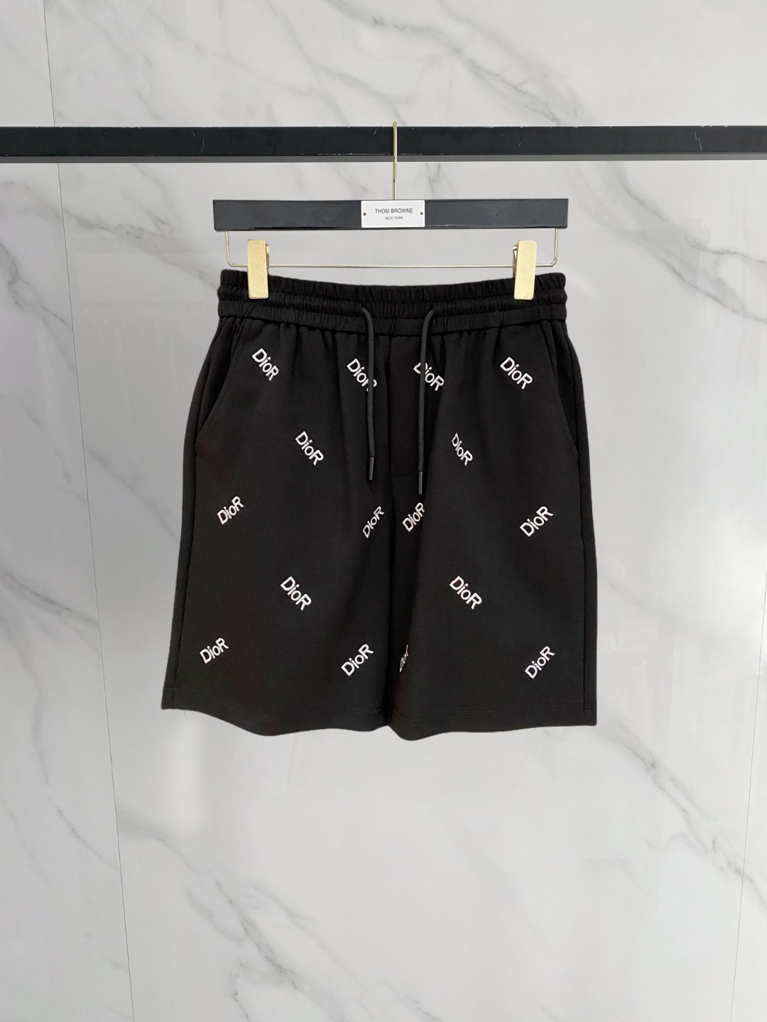 NO:774052,Dior 2026 spring and summer new men's casual shorts, three-quarter pants, high-end goods, simple, fashionable and generous, customized original imported fabrics, simple and refreshing, high-quality workmanship details, exquisite, simple and generous, versatile style, elegant and handsome upper body, brand new sense of sight!  The appearance is incomparable, the details are in place, and the upper body is not picky!  Size M-3xL,,dior,shorts,19860909迪奥 2026春夏新款男士休闲短裤 五分裤 高端货简洁时尚大方定制原版进口面料简洁利落又清爽品质做工细节精美简约大方百搭款 上身优雅帅气,焕然一新的即视感！品相无敌,细节都很到位,上身不挑人！ 码数M-3xL,,dior,shorts,,Men's clothing