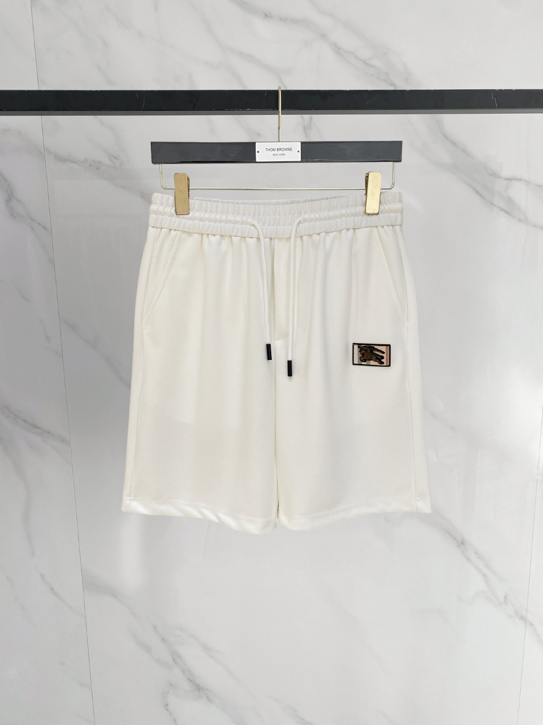 NO:774059,Burberry 2026 spring and summer new men's casual shorts, five-quarter pants, high-end goods, simple, fashionable and generous, customized original imported fabrics, simple and refreshing, high-quality workmanship details, exquisite, simple and generous, versatile style, elegant and handsome upper body, brand new sense of sight!  The appearance is incomparable, the details are in place, and the upper body is not picky!  Size M-3xL,,burberry,shorts,19860909巴宝莉 2026春夏新款男士休闲短裤 五分裤 高端货简洁时尚大方定制原版进口面料简洁利落又清爽品质做工细节精美简约大方百搭款 上身优雅帅气,焕然一新的即视感！品相无敌,细节都很到位,上身不挑人！ 码数M-3xL,,burberry,shorts,,Men's clothing