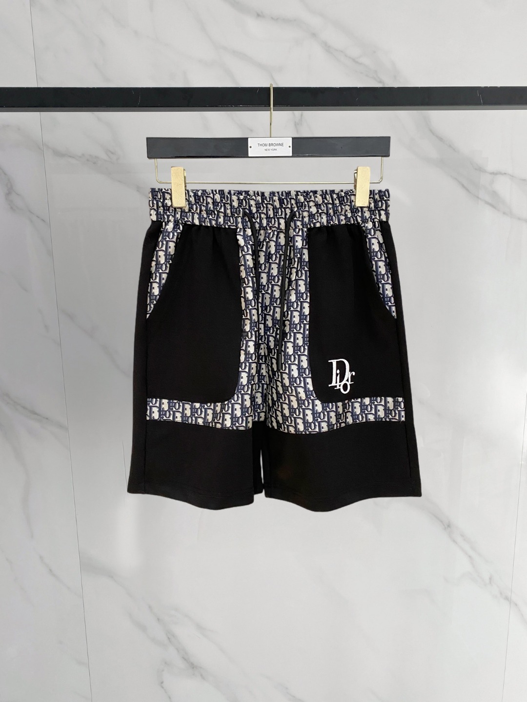 NO:774076,Dior 2026 spring and summer new men's casual shorts, three-quarter pants, high-end goods, simple, fashionable and generous, customized original imported fabrics, simple and refreshing, high-quality workmanship details, exquisite, simple and generous, versatile style, elegant and handsome upper body, brand new sense of sight!  The appearance is incomparable, the details are in place, and the upper body is not picky!  Size M-3xL,,dior,shorts,19860909迪奥 2026春夏新款男士休闲短裤 五分裤 高端货简洁时尚大方定制原版进口面料简洁利落又清爽品质做工细节精美简约大方百搭款 上身优雅帅气,焕然一新的即视感！品相无敌,细节都很到位,上身不挑人！ 码数M-3xL,,dior,shorts,,Men's clothing