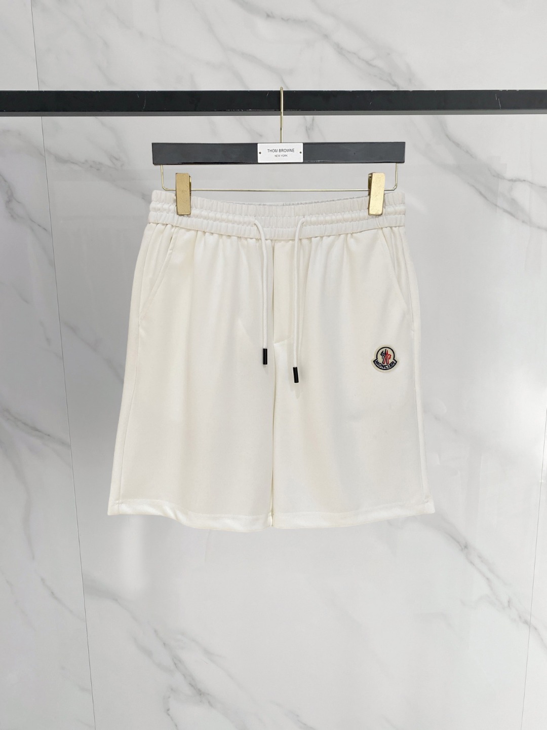 NO:774082,Mengkou 2026 spring and summer new men's casual shorts, five-quarter pants, high-end goods, simple, fashionable and generous, customized original imported fabrics, simple and refreshing, high-quality workmanship details, exquisite, simple and generous, versatile style, elegant and handsome upper body, brand new sense of sight!  The appearance is incomparable, the details are in place, and the upper body is not picky!  Size M-3xL,,Moncler,shorts,19860909蒙口 2026春夏新款男士休闲短裤 五分裤 高端货简洁时尚大方定制原版进口面料简洁利落又清爽品质做工细节精美简约大方百搭款 上身优雅帅气,焕然一新的即视感！品相无敌,细节都很到位,上身不挑人！ 码数M-3xL,,Moncler,shorts,,Men's clothing