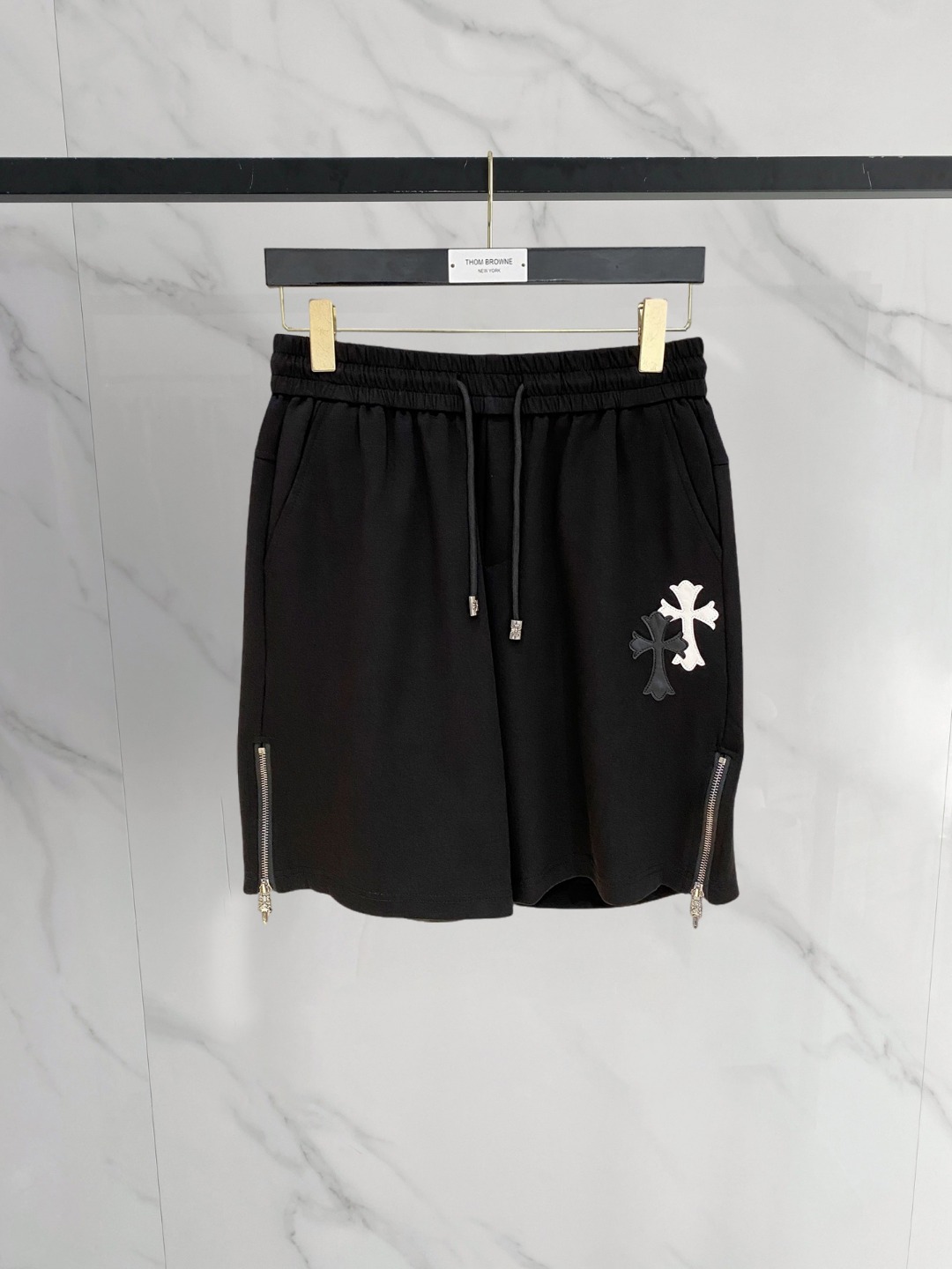 NO:774100,Kroxin 2026 spring and summer new men's casual shorts, five-quarter pants, high-end goods, simple, fashionable and generous, customized original imported fabrics, simple and refreshing, high-quality workmanship details, exquisite, simple and generous, versatile style, elegant and handsome upper body, brand new sense of sight!  The appearance is incomparable, the details are in place, and the upper body is not picky!  Size M-3xL,,chrome hearts,shorts,19860909克罗心 2026春夏新款男士休闲短裤 五分裤 高端货简洁时尚大方定制原版进口面料简洁利落又清爽品质做工细节精美简约大方百搭款 上身优雅帅气,焕然一新的即视感！品相无敌,细节都很到位,上身不挑人！ 码数M-3xL,,chrome hearts,shorts,,Men's clothing