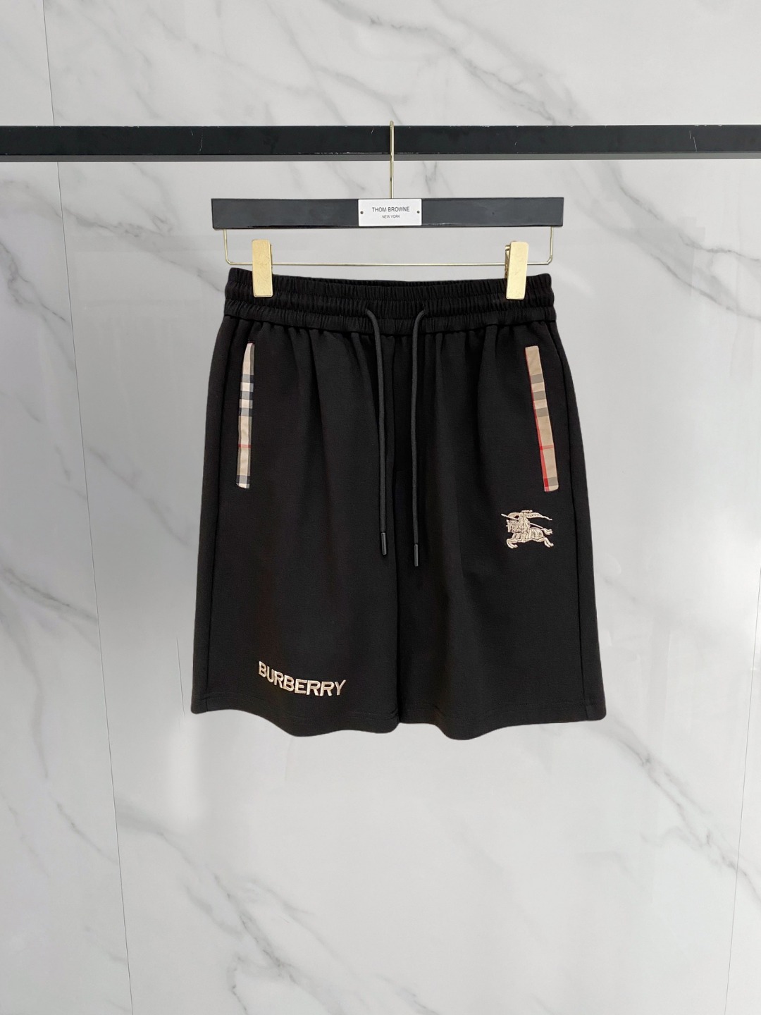 NO:774055,Burberry 2026 spring and summer new men's casual shorts, five-quarter pants, high-end goods, simple, fashionable and generous, customized original imported fabrics, simple and refreshing, high-quality workmanship details, exquisite, simple and generous, versatile style, elegant and handsome upper body, brand new sense of sight!  The appearance is incomparable, the details are in place, and the upper body is not picky!  Size M-3xL,,burberry,shorts,19860909巴宝莉 2026春夏新款男士休闲短裤 五分裤 高端货简洁时尚大方定制原版进口面料简洁利落又清爽品质做工细节精美简约大方百搭款 上身优雅帅气,焕然一新的即视感！品相无敌,细节都很到位,上身不挑人！ 码数M-3xL,,burberry,shorts,,Men's clothing