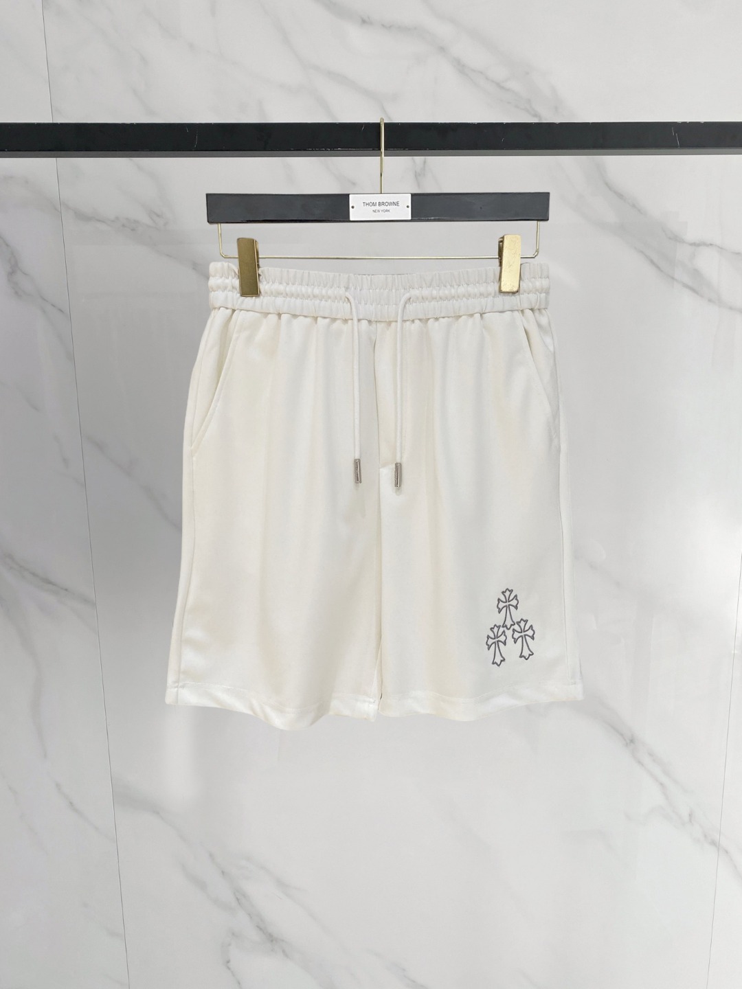 NO:774061,Kroxin 2026 spring and summer new men's casual shorts, five-quarter pants, high-end goods, simple, fashionable and generous, customized original imported fabrics, simple and refreshing, high-quality workmanship details, exquisite, simple and generous, versatile style, elegant and handsome upper body, brand new sense of sight!  The appearance is incomparable, the details are in place, and the upper body is not picky!  Size M-3xL,,chrome hearts,shorts,19860909克罗心 2026春夏新款男士休闲短裤 五分裤 高端货简洁时尚大方定制原版进口面料简洁利落又清爽品质做工细节精美简约大方百搭款 上身优雅帅气,焕然一新的即视感！品相无敌,细节都很到位,上身不挑人！ 码数M-3xL,,chrome hearts,shorts,,Men's clothing