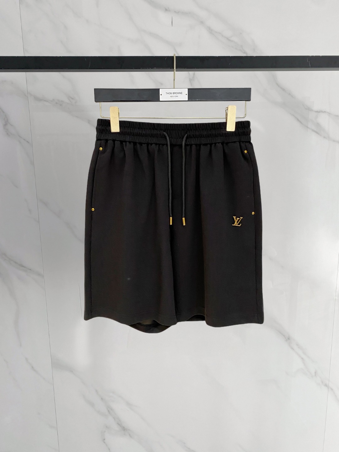 NO:774067,LV 2026 spring and summer new men's casual shorts, three-quarter pants, high-end goods, simple, fashionable and generous, customized original imported fabrics, simple and refreshing, high-quality workmanship details, exquisite, simple and generous, versatile style, elegant and handsome upper body, brand new sense of sight!  The appearance is incomparable, the details are in place, and the upper body is not picky!  Size M-3xL,,louis vuitton,shorts,19860909LV 2026春夏新款男士休闲短裤 五分裤 高端货简洁时尚大方定制原版进口面料简洁利落又清爽品质做工细节精美简约大方百搭款 上身优雅帅气,焕然一新的即视感！品相无敌,细节都很到位,上身不挑人！ 码数M-3xL,,louis vuitton,shorts,,Men's clothing