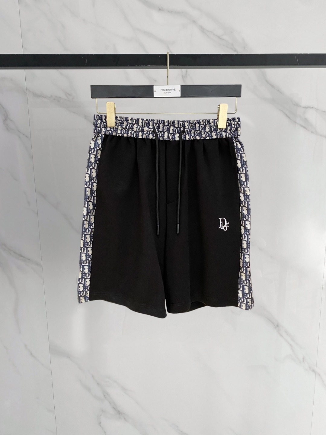 NO:774073,Dior 2026 spring and summer new men's casual shorts, three-quarter pants, high-end goods, simple, fashionable and generous, customized original imported fabrics, simple and refreshing, high-quality workmanship details, exquisite, simple and generous, versatile style, elegant and handsome upper body, brand new sense of sight!  The appearance is incomparable, the details are in place, and the upper body is not picky!  Size M-3xL,,dior,shorts,19860909迪奥 2026春夏新款男士休闲短裤 五分裤 高端货简洁时尚大方定制原版进口面料简洁利落又清爽品质做工细节精美简约大方百搭款 上身优雅帅气,焕然一新的即视感！品相无敌,细节都很到位,上身不挑人！ 码数M-3xL,,dior,shorts,,Men's clothing