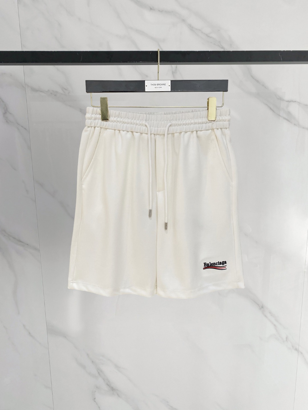 NO:774079,Balenciaga 2026 spring and summer new men's casual shorts, five-quarter pants, high-end goods, simple, fashionable and generous, customized original imported fabrics, simple and refreshing, high-quality workmanship details, exquisite, simple and generous, versatile style, elegant and handsome upper body, brand new sense of sight!  The appearance is incomparable, the details are in place, and the upper body is not picky!  Size M-3xL,,balenciaga,shorts,19860909巴黎世家 2026春夏新款男士休闲短裤 五分裤 高端货简洁时尚大方定制原版进口面料简洁利落又清爽品质做工细节精美简约大方百搭款 上身优雅帅气,焕然一新的即视感！品相无敌,细节都很到位,上身不挑人！ 码数M-3xL,,balenciaga,shorts,,Men's clothing