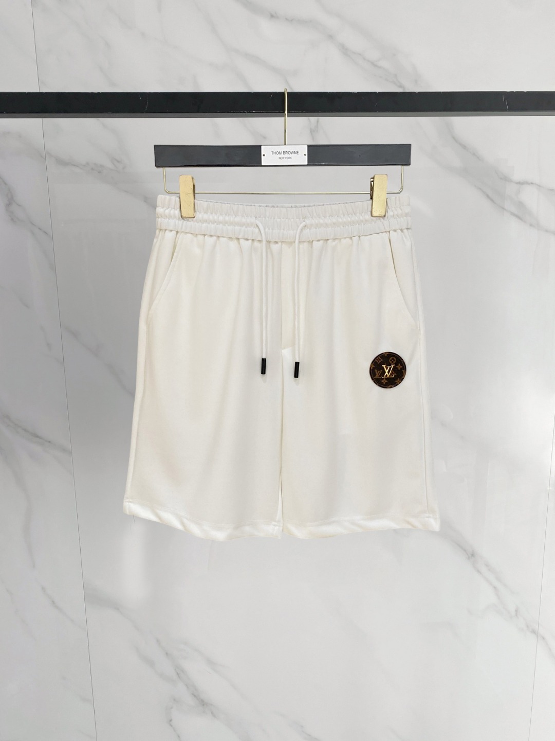 NO:774085,LV 2026 spring and summer new men's casual shorts, three-quarter pants, high-end goods, simple, fashionable and generous, customized original imported fabrics, simple and refreshing, high-quality workmanship details, exquisite, simple and generous, versatile style, elegant and handsome upper body, brand new sense of sight!  The appearance is incomparable, the details are in place, and the upper body is not picky!  Size M-3xL,,louis vuitton,shorts,19860909LV 2026春夏新款男士休闲短裤 五分裤 高端货简洁时尚大方定制原版进口面料简洁利落又清爽品质做工细节精美简约大方百搭款 上身优雅帅气,焕然一新的即视感！品相无敌,细节都很到位,上身不挑人！ 码数M-3xL,,louis vuitton,shorts,,Men's clothing
