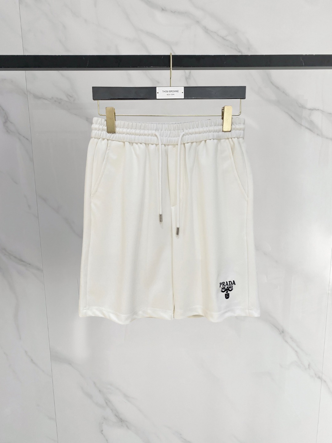 NO:774091,Prada 2026 spring and summer new men's casual shorts, three-quarter pants, high-end goods, simple, fashionable and generous, customized original imported fabrics, simple and refreshing, high-quality workmanship details, exquisite, simple and generous, versatile style, elegant and handsome upper body, brand new sense of sight!  The appearance is incomparable, the details are in place, and the upper body is not picky!  Size M-3xL,,prada,shorts,19860909普拉达 2026春夏新款男士休闲短裤 五分裤 高端货简洁时尚大方定制原版进口面料简洁利落又清爽品质做工细节精美简约大方百搭款 上身优雅帅气,焕然一新的即视感！品相无敌,细节都很到位,上身不挑人！ 码数M-3xL,,prada,shorts,,Men's clothing