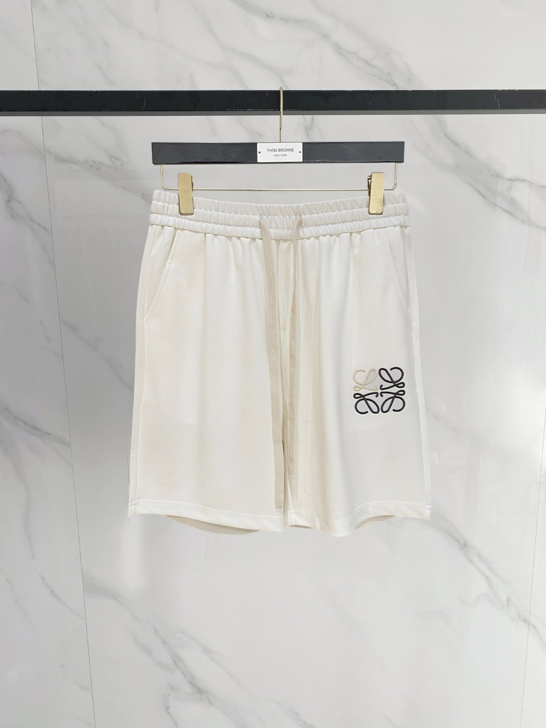NO:774097,Loewe 2026 spring and summer new men's casual shorts, three-quarter pants, high-end goods, simple, fashionable and generous, customized original imported fabrics, simple and refreshing, high-quality workmanship details, exquisite, simple and generous, versatile style, elegant and handsome upper body, brand new sense of sight!  The appearance is incomparable, the details are in place, and the upper body is not picky!  Size M-3xL,,loewe,shorts,19860909罗意威 2026春夏新款男士休闲短裤 五分裤 高端货简洁时尚大方定制原版进口面料简洁利落又清爽品质做工细节精美简约大方百搭款 上身优雅帅气,焕然一新的即视感！品相无敌,细节都很到位,上身不挑人！ 码数M-3xL,,loewe,shorts,,Men's clothing