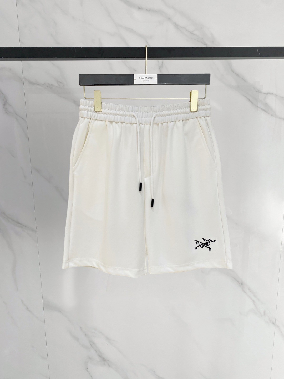 NO:774107,Arc'teryx 2026 spring and summer new men's casual shorts, five-quarter pants, high-end goods, simple, fashionable and generous, customized original imported fabrics, simple and refreshing, high-quality workmanship details, exquisite, simple and generous, versatile style, elegant and handsome upper body, brand new sense of sight!  The appearance is incomparable, the details are in place, and the upper body is not picky!  Code number M-3xL,arc'teryx,shorts,19860909始祖鸟 2026春夏新款男士休闲短裤 五分裤 高端货简洁时尚大方定制原版进口面料简洁利落又清爽品质做工细节精美简约大方百搭款 上身优雅帅气,焕然一新的即视感！品相无敌,细节都很到位,上身不挑人！ 码数M-3xL,arc'teryx,shorts,,Men's clothing
