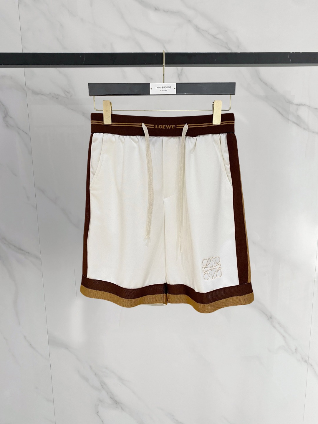 NO:774110,Loewe 2026 spring and summer new men's casual shorts, three-quarter pants, high-end goods, simple, fashionable and generous, customized original imported fabrics, simple and refreshing, high-quality workmanship details, exquisite, simple and generous, versatile style, elegant and handsome upper body, brand new sense of sight!  The appearance is incomparable, the details are in place, and the upper body is not picky!  Size M-3xL,,loewe,shorts,19860909罗意威 2026春夏新款男士休闲短裤 五分裤 高端货简洁时尚大方定制原版进口面料简洁利落又清爽品质做工细节精美简约大方百搭款 上身优雅帅气,焕然一新的即视感！品相无敌,细节都很到位,上身不挑人！ 码数M-3xL,,loewe,shorts,,Men's clothing