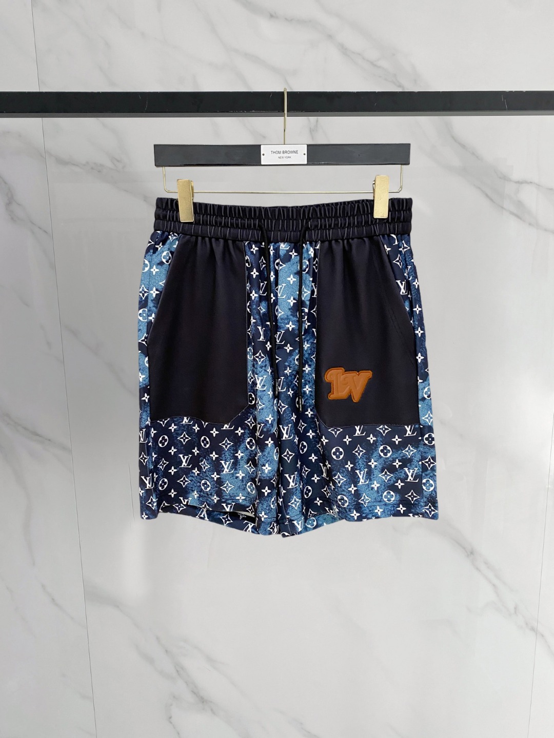 NO:774113,LV 2026 spring and summer new men's casual shorts, three-quarter pants, high-end goods, simple, fashionable and generous, customized original imported fabrics, simple and refreshing, high-quality workmanship details, exquisite, simple and generous, versatile style, elegant and handsome upper body, brand new sense of sight!  The appearance is incomparable, the details are in place, and the upper body is not picky!  Size M-3xL,,louis vuitton,shorts,19860909LV 2026春夏新款男士休闲短裤 五分裤 高端货简洁时尚大方定制原版进口面料简洁利落又清爽品质做工细节精美简约大方百搭款 上身优雅帅气,焕然一新的即视感！品相无敌,细节都很到位,上身不挑人！ 码数M-3xL,,louis vuitton,shorts,,Men's clothing
