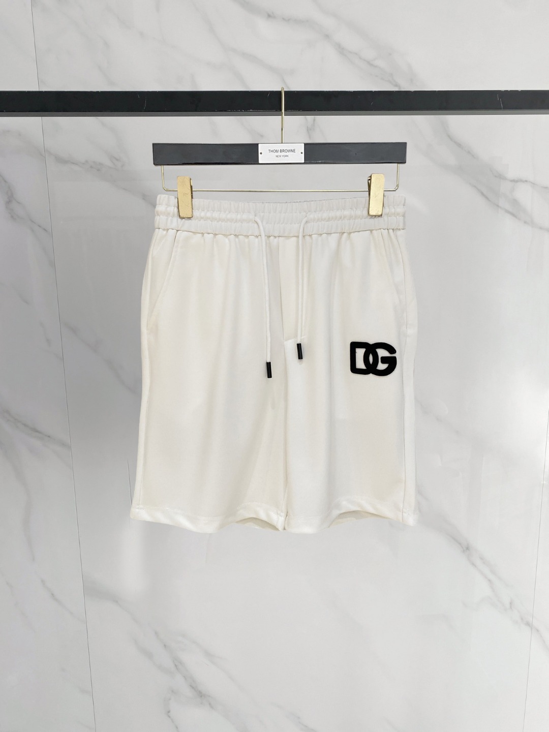 NO:774116,DG 2026 new spring and summer men's casual shorts, three-quarter pants, high-end goods, simple, fashionable and generous, customized original imported fabrics, simple and refreshing, high-quality workmanship details, exquisite, simple and generous, versatile style, elegant and handsome upper body, brand new sense of sight!  The appearance is incomparable, the details are in place, and the upper body is not picky!  Code number M-3xL,,shorts,19860909DG 2026春夏新款男士休闲短裤 五分裤 高端货简洁时尚大方定制原版进口面料简洁利落又清爽品质做工细节精美简约大方百搭款 上身优雅帅气,焕然一新的即视感！品相无敌,细节都很到位,上身不挑人！ 码数M-3xL,,shorts,,Men's clothing