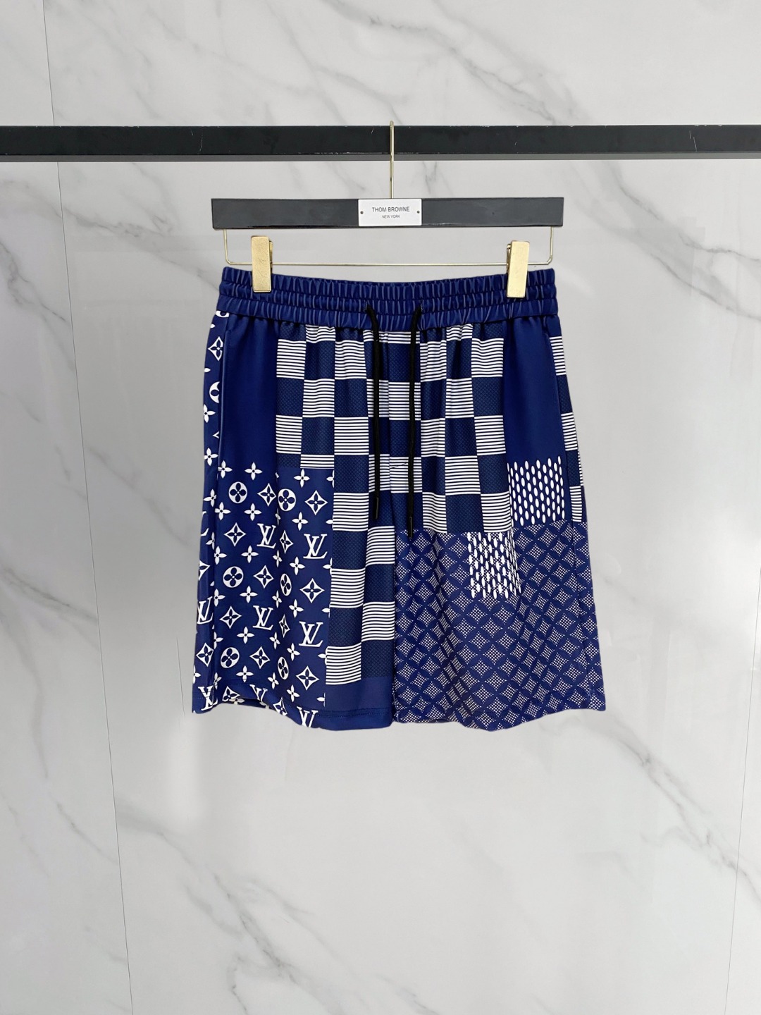 NO:774125,LV 2026 spring and summer new men's casual shorts, three-quarter pants, high-end goods, simple, fashionable and generous, customized original imported fabrics, simple and refreshing, high-quality workmanship details, exquisite, simple and generous, versatile style, elegant and handsome upper body, brand new sense of sight!  The appearance is incomparable, the details are in place, and the upper body is not picky!  Size M-3xL,,louis vuitton,shorts,19860909LV 2026春夏新款男士休闲短裤 五分裤 高端货简洁时尚大方定制原版进口面料简洁利落又清爽品质做工细节精美简约大方百搭款 上身优雅帅气,焕然一新的即视感！品相无敌,细节都很到位,上身不挑人！ 码数M-3xL,,louis vuitton,shorts,,Men's clothing