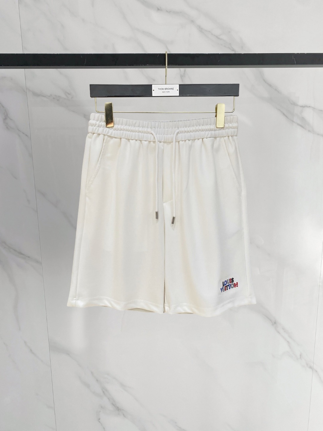 NO:774130,LV 2026 spring and summer new men's casual shorts, three-quarter pants, high-end goods, simple, fashionable and generous, customized original imported fabrics, simple and refreshing, high-quality workmanship details, exquisite, simple and generous, versatile style, elegant and handsome upper body, brand new sense of sight!  The appearance is incomparable, the details are in place, and the upper body is not picky!  Size M-3xL,,louis vuitton,shorts,19860909LV 2026春夏新款男士休闲短裤 五分裤 高端货简洁时尚大方定制原版进口面料简洁利落又清爽品质做工细节精美简约大方百搭款 上身优雅帅气,焕然一新的即视感！品相无敌,细节都很到位,上身不挑人！ 码数M-3xL,,louis vuitton,shorts,,Men's clothing