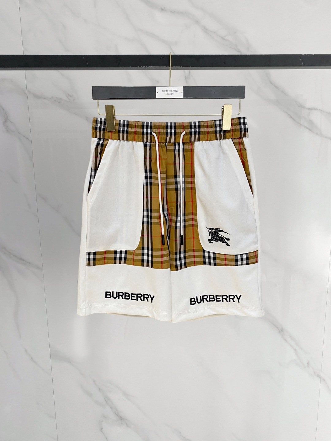 NO:849182,Burberry 2026 spring and summer new men's casual shorts, five-quarter pants, high-end goods, simple, fashionable and generous, customized original imported fabrics, simple and refreshing, high-quality workmanship details, exquisite, simple and generous, versatile style, elegant and handsome upper body, brand new sense of sight!  The appearance is incomparable, the details are in place, and the upper body is not picky!  Size M-3xL,,burberry,shorts,19860909巴宝莉 2026春夏新款男士休闲短裤 五分裤 高端货简洁时尚大方定制原版进口面料简洁利落又清爽品质做工细节精美简约大方百搭款 上身优雅帅气,焕然一新的即视感！品相无敌,细节都很到位,上身不挑人！ 码数M-3xL,,burberry,shorts,,Men's clothing