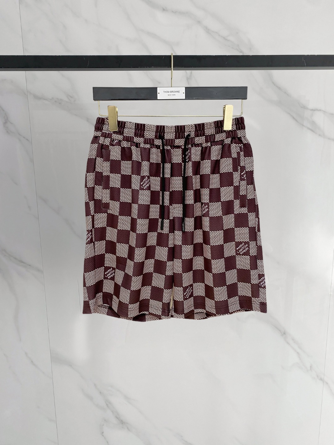 NO:849184,LV 2026 spring and summer new men's casual shorts, three-quarter pants, high-end goods, simple, fashionable and generous, customized original imported fabrics, simple and refreshing, high-quality workmanship details, exquisite, simple and generous, versatile style, elegant and handsome upper body, brand new sense of sight!  The appearance is incomparable, the details are in place, and the upper body is not picky!  Size M-3xL,,louis vuitton,shorts,19860909LV 2026春夏新款男士休闲短裤 五分裤 高端货简洁时尚大方定制原版进口面料简洁利落又清爽品质做工细节精美简约大方百搭款 上身优雅帅气,焕然一新的即视感！品相无敌,细节都很到位,上身不挑人！ 码数M-3xL,,louis vuitton,shorts,,Men's clothing