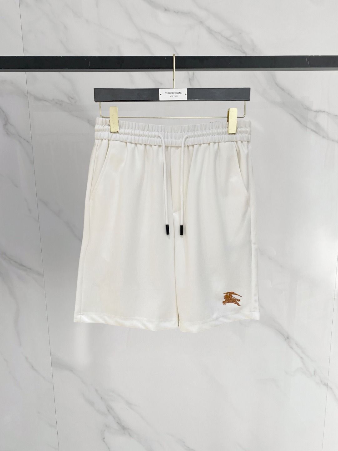 NO:849188,Burberry 2026 spring and summer new men's casual shorts, five-quarter pants, high-end goods, simple, fashionable and generous, customized original imported fabrics, simple and refreshing, high-quality workmanship details, exquisite, simple and generous, versatile style, elegant and handsome upper body, brand new sense of sight!  The appearance is incomparable, the details are in place, and the upper body is not picky!  Size M-3xL,,burberry,shorts,19860909巴宝莉 2026春夏新款男士休闲短裤 五分裤 高端货简洁时尚大方定制原版进口面料简洁利落又清爽品质做工细节精美简约大方百搭款 上身优雅帅气,焕然一新的即视感！品相无敌,细节都很到位,上身不挑人！ 码数M-3xL,,burberry,shorts,,Men's clothing