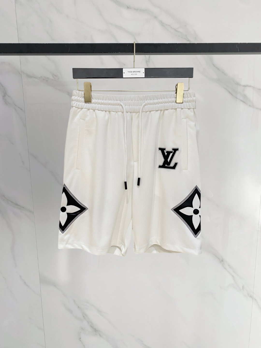 NO:849191,LV 2026 spring and summer new men's casual shorts, three-quarter pants, high-end goods, simple, fashionable and generous, customized original imported fabrics, simple and refreshing, high-quality workmanship details, exquisite, simple and generous, versatile style, elegant and handsome upper body, brand new sense of sight!  The appearance is incomparable, the details are in place, and the upper body is not picky!  Size M-3xL,,louis vuitton,shorts,19860909LV 2026春夏新款男士休闲短裤 五分裤 高端货简洁时尚大方定制原版进口面料简洁利落又清爽品质做工细节精美简约大方百搭款 上身优雅帅气,焕然一新的即视感！品相无敌,细节都很到位,上身不挑人！ 码数M-3xL,,louis vuitton,shorts,,Men's clothing