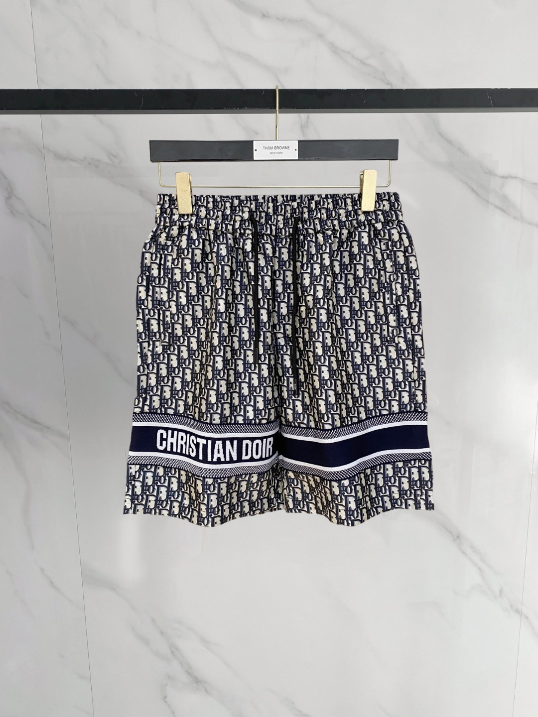 NO:849193,Dior 2026 spring and summer new men's casual shorts, three-quarter pants, high-end goods, simple, fashionable and generous, customized original imported fabrics, simple and refreshing, high-quality workmanship details, exquisite, simple and generous, versatile style, elegant and handsome upper body, brand new sense of sight!  The appearance is incomparable, the details are in place, and the upper body is not picky!  Size M-3xL,,dior,shorts,19860909迪奥 2026春夏新款男士休闲短裤 五分裤 高端货简洁时尚大方定制原版进口面料简洁利落又清爽品质做工细节精美简约大方百搭款 上身优雅帅气,焕然一新的即视感！品相无敌,细节都很到位,上身不挑人！ 码数M-3xL,,dior,shorts,,Men's clothing