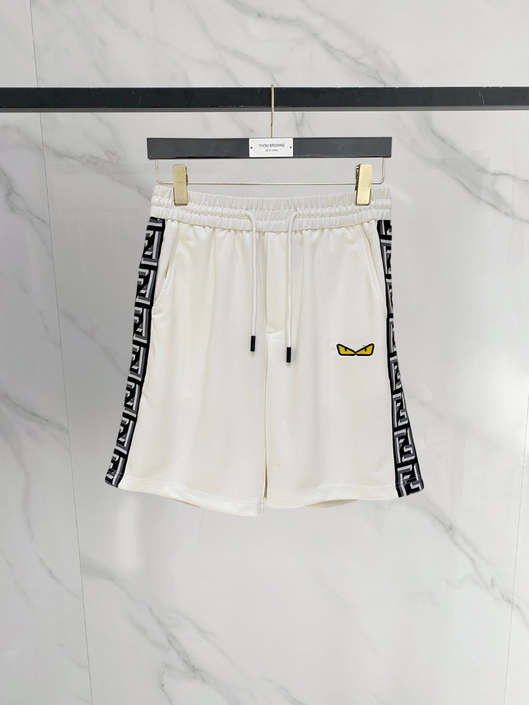 NO:849200,Fendi 2026 spring and summer new men's casual shorts, three-quarter pants, high-end goods, simple, fashionable and generous, customized original imported fabrics, simple and refreshing, high-quality workmanship details, exquisite, simple and generous, versatile style, elegant and handsome upper body, brand new sense of sight!  The appearance is incomparable, the details are in place, and the upper body is not picky!  Size M-3xL,,fendi,shorts,19860909芬迪 2026春夏新款男士休闲短裤 五分裤 高端货简洁时尚大方定制原版进口面料简洁利落又清爽品质做工细节精美简约大方百搭款 上身优雅帅气,焕然一新的即视感！品相无敌,细节都很到位,上身不挑人！ 码数M-3xL,,fendi,shorts,,Men's clothing