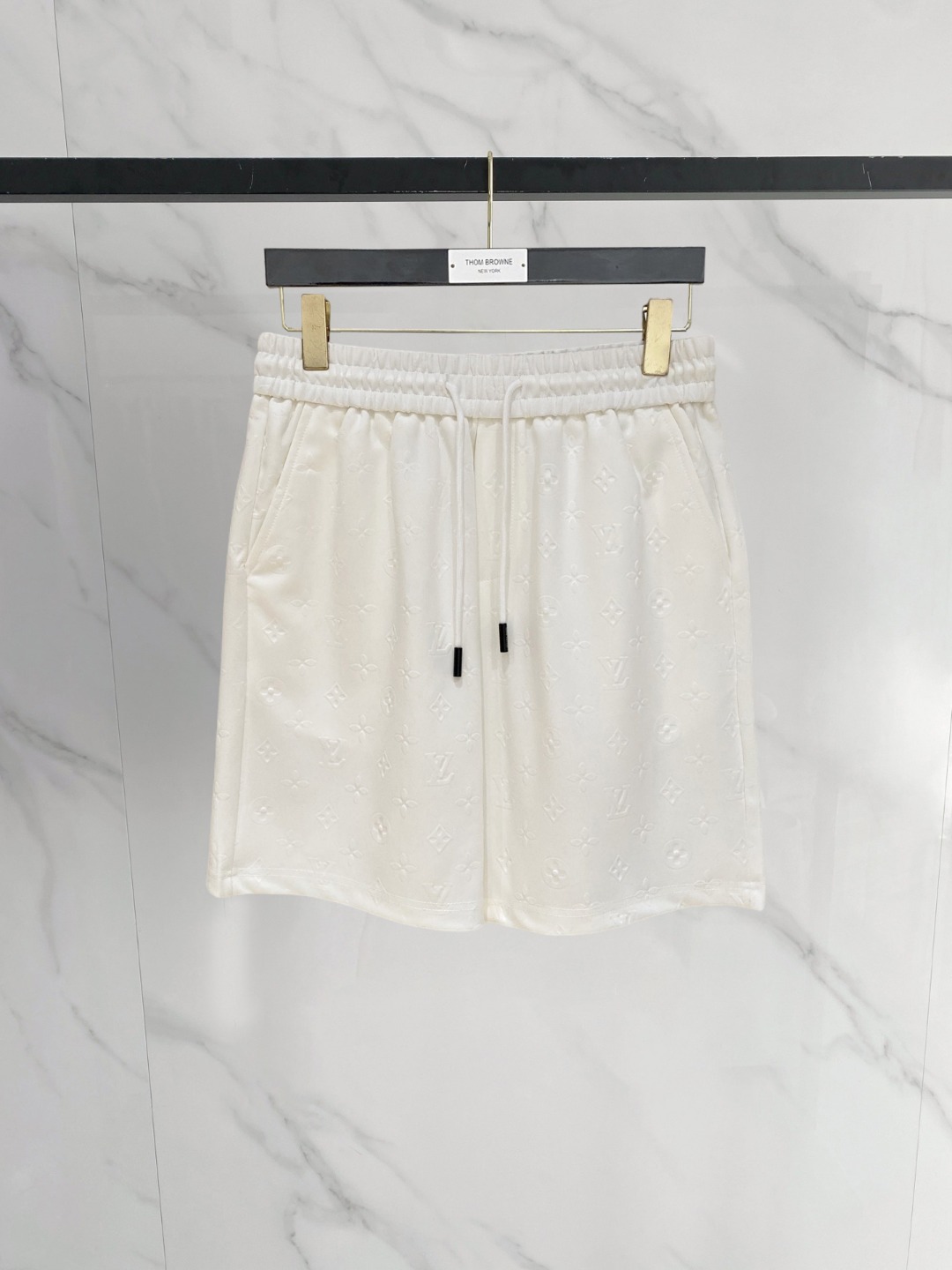 NO:849202,LV 2026 spring and summer new men's casual shorts, three-quarter pants, high-end goods, simple, fashionable and generous, customized original imported fabrics, simple and refreshing, high-quality workmanship details, exquisite, simple and generous, versatile style, elegant and handsome upper body, brand new sense of sight!  The appearance is incomparable, the details are in place, and the upper body is not picky!  Size M-3xL,,louis vuitton,shorts,19860909LV 2026春夏新款男士休闲短裤 五分裤 高端货简洁时尚大方定制原版进口面料简洁利落又清爽品质做工细节精美简约大方百搭款 上身优雅帅气,焕然一新的即视感！品相无敌,细节都很到位,上身不挑人！ 码数M-3xL,,louis vuitton,shorts,,Men's clothing