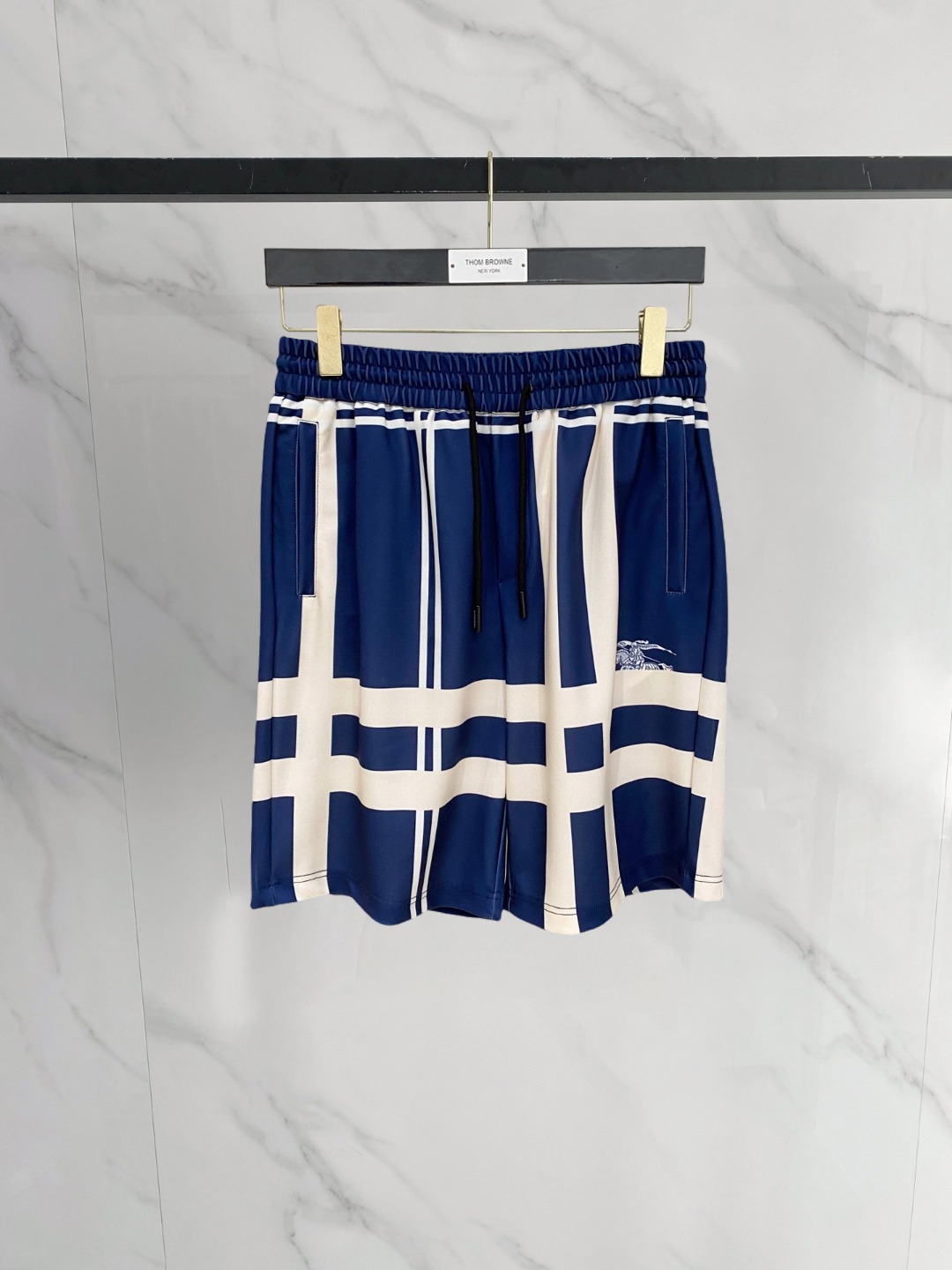 NO:849183,Burberry 2026 spring and summer new men's casual shorts, five-quarter pants, high-end goods, simple, fashionable and generous, customized original imported fabrics, simple and refreshing, high-quality workmanship details, exquisite, simple and generous, versatile style, elegant and handsome upper body, brand new sense of sight!  The appearance is incomparable, the details are in place, and the upper body is not picky!  Size M-3xL,,burberry,shorts,19860909巴宝莉 2026春夏新款男士休闲短裤 五分裤 高端货简洁时尚大方定制原版进口面料简洁利落又清爽品质做工细节精美简约大方百搭款 上身优雅帅气,焕然一新的即视感！品相无敌,细节都很到位,上身不挑人！ 码数M-3xL,,burberry,shorts,,Men's clothing