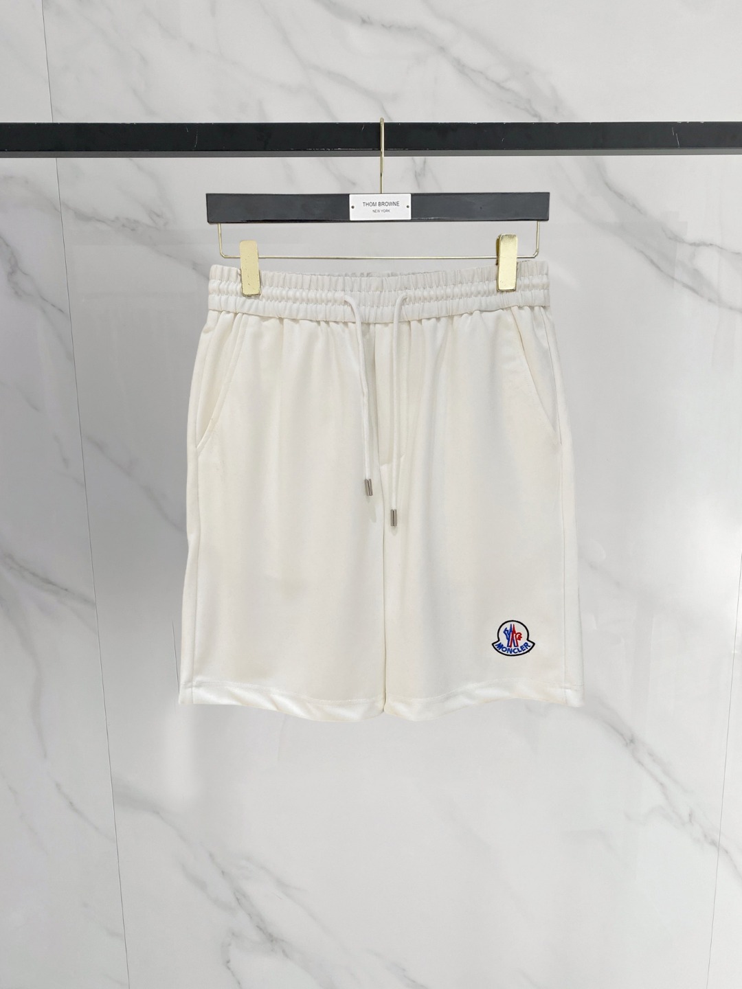 NO:849189,Mengkou 2026 spring and summer new men's casual shorts, five-quarter pants, high-end goods, simple, fashionable and generous, customized original imported fabrics, simple and refreshing, high-quality workmanship details, exquisite, simple and generous, versatile style, elegant and handsome upper body, brand new sense of sight!  The appearance is incomparable, the details are in place, and the upper body is not picky!  Size M-3xL,,Moncler,shorts,19860909蒙口2026春夏新款男士休闲短裤 五分裤 高端货简洁时尚大方定制原版进口面料简洁利落又清爽品质做工细节精美简约大方百搭款 上身优雅帅气,焕然一新的即视感！品相无敌,细节都很到位,上身不挑人！ 码数M-3xL,,Moncler,shorts,,Men's clothing