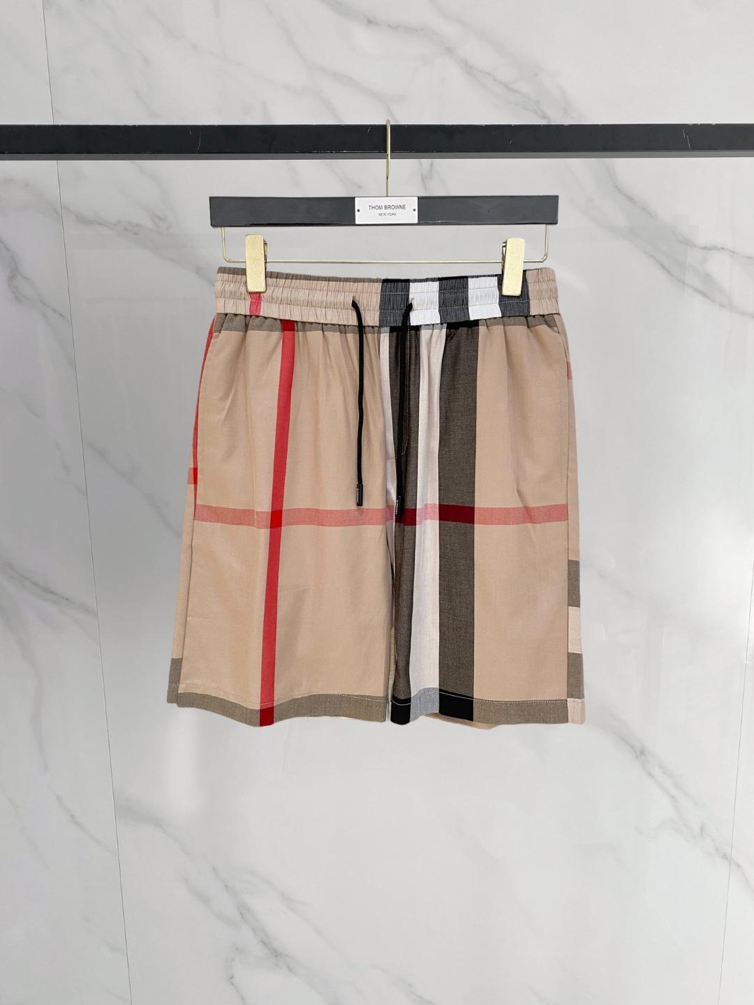 NO:849190,Burberry 2026 spring and summer new men's casual shorts, five-quarter pants, high-end goods, simple, fashionable and generous, customized original imported fabrics, simple and refreshing, high-quality workmanship details, exquisite, simple and generous, versatile style, elegant and handsome upper body, brand new sense of sight!  The appearance is incomparable, the details are in place, and the upper body is not picky!  Size M-3xL,,burberry,shorts,19860909巴宝莉 2026春夏新款男士休闲短裤 五分裤 高端货简洁时尚大方定制原版进口面料简洁利落又清爽品质做工细节精美简约大方百搭款 上身优雅帅气,焕然一新的即视感！品相无敌,细节都很到位,上身不挑人！ 码数M-3xL,,burberry,shorts,,Men's clothing