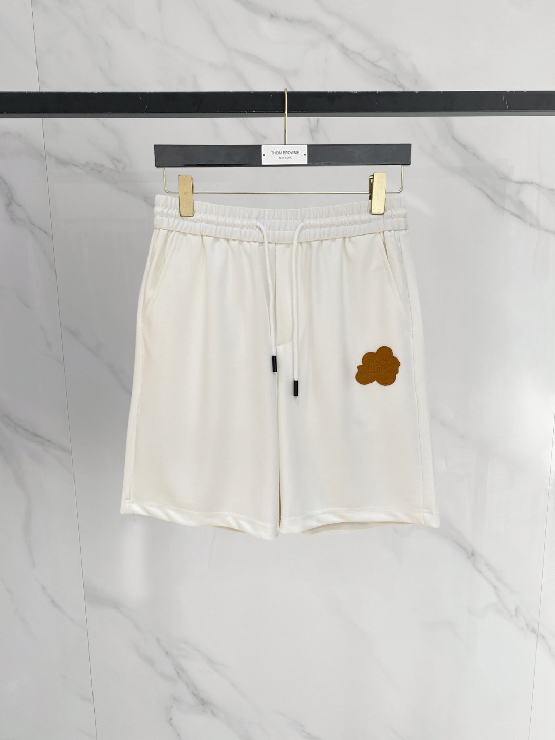 NO:849194,LV 2026 spring and summer new men's casual shorts, three-quarter pants, high-end goods, simple, fashionable and generous, customized original imported fabrics, simple and refreshing, high-quality workmanship details, exquisite, simple and generous, versatile style, elegant and handsome upper body, brand new sense of sight!  The appearance is incomparable, the details are in place, and the upper body is not picky!  Size M-3xL,,louis vuitton,shorts,19860909LV 2026春夏新款男士休闲短裤 五分裤 高端货简洁时尚大方定制原版进口面料简洁利落又清爽品质做工细节精美简约大方百搭款 上身优雅帅气,焕然一新的即视感！品相无敌,细节都很到位,上身不挑人！ 码数M-3xL,,louis vuitton,shorts,,Men's clothing