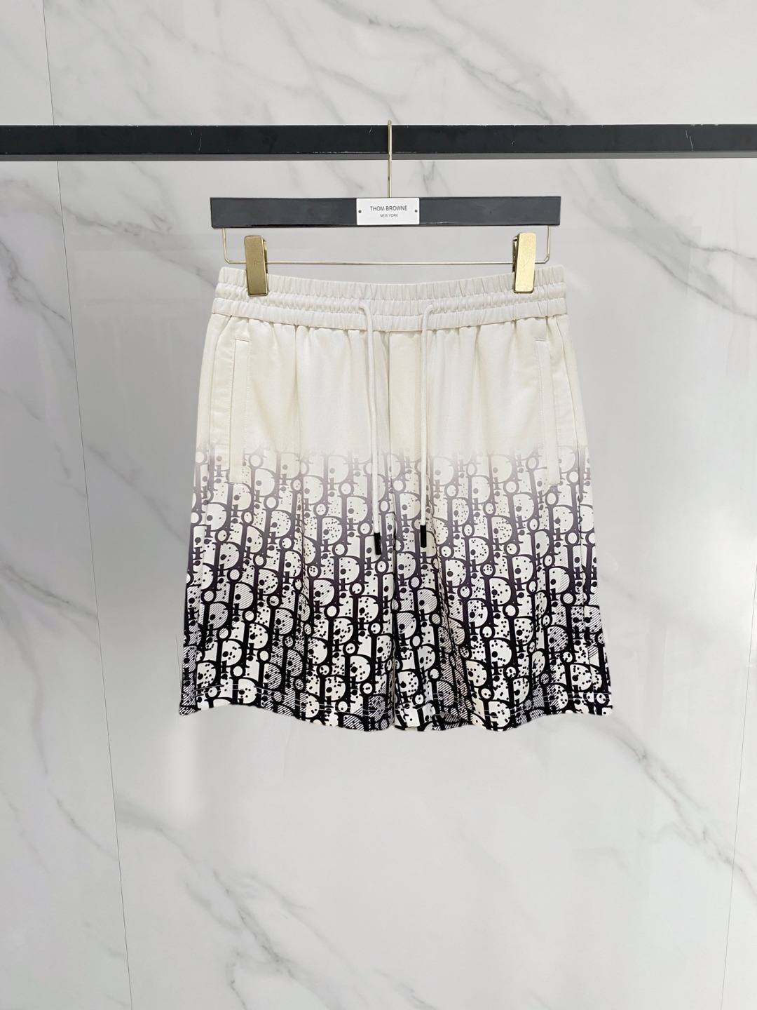 NO:849197,Dior 2026 spring and summer new men's casual shorts, three-quarter pants, high-end goods, simple, fashionable and generous, customized original imported fabrics, simple and refreshing, high-quality workmanship details, exquisite, simple and generous, versatile style, elegant and handsome upper body, brand new sense of sight!  The appearance is incomparable, the details are in place, and the upper body is not picky!  Size M-3xL,,dior,shorts,19860909迪奥 2026春夏新款男士休闲短裤 五分裤 高端货简洁时尚大方定制原版进口面料简洁利落又清爽品质做工细节精美简约大方百搭款 上身优雅帅气,焕然一新的即视感！品相无敌,细节都很到位,上身不挑人！ 码数M-3xL,,dior,shorts,,Men's clothing
