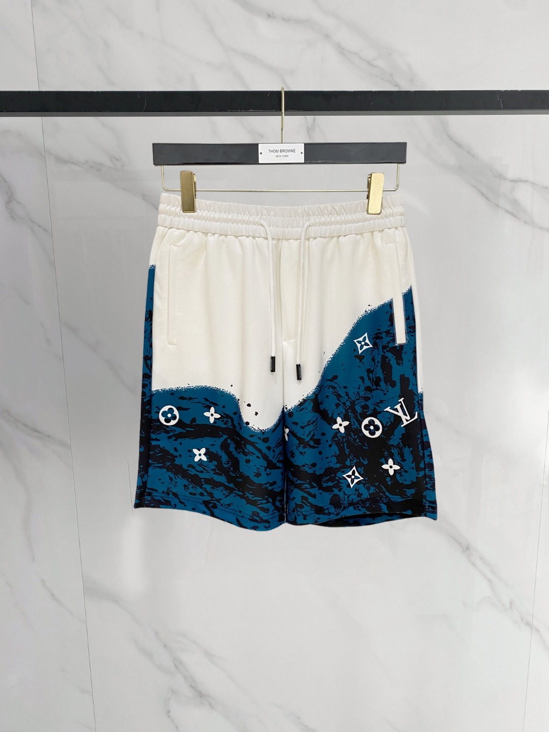 NO:849201,LV 2026 spring and summer new men's casual shorts, three-quarter pants, high-end goods, simple, fashionable and generous, customized original imported fabrics, simple and refreshing, high-quality workmanship details, exquisite, simple and generous, versatile style, elegant and handsome upper body, brand new sense of sight!  The appearance is incomparable, the details are in place, and the upper body is not picky!  Size M-3xL,,louis vuitton,shorts,19860909LV 2026春夏新款男士休闲短裤 五分裤 高端货简洁时尚大方定制原版进口面料简洁利落又清爽品质做工细节精美简约大方百搭款 上身优雅帅气,焕然一新的即视感！品相无敌,细节都很到位,上身不挑人！ 码数M-3xL,,louis vuitton,shorts,,Men's clothing