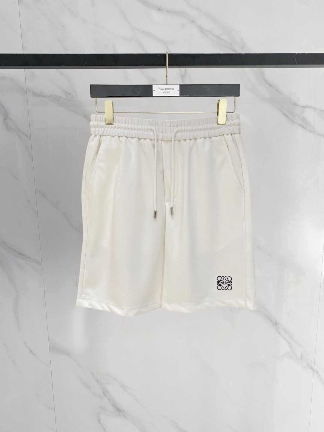 NO:849207,Loewe 2026 spring and summer new men's casual shorts, three-quarter pants, high-end goods, simple, fashionable and generous, customized original imported fabrics, simple and refreshing, high-quality workmanship details, exquisite, simple and generous, versatile style, elegant and handsome upper body, brand new sense of sight!  The appearance is incomparable, the details are in place, and the upper body is not picky!  Size M-3xL,,loewe,shorts,19860909罗意威 2026春夏新款男士休闲短裤 五分裤 高端货简洁时尚大方定制原版进口面料简洁利落又清爽品质做工细节精美简约大方百搭款 上身优雅帅气,焕然一新的即视感！品相无敌,细节都很到位,上身不挑人！ 码数M-3xL,,loewe,shorts,,Men's clothing