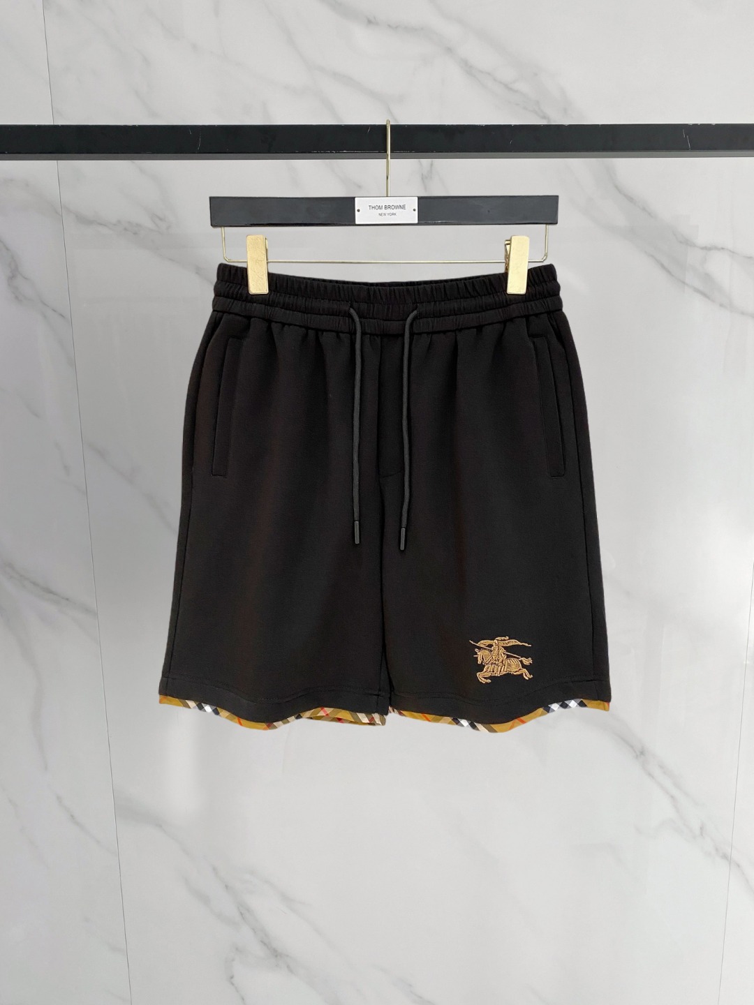 NO:849210,Burberry 2026 spring and summer new men's casual shorts, five-quarter pants, high-end goods, simple, fashionable and generous, customized original imported fabrics, simple and refreshing, high-quality workmanship details, exquisite, simple and generous, versatile style, elegant and handsome upper body, brand new sense of sight!  The appearance is incomparable, the details are in place, and the upper body is not picky!  Size M-3xL,,burberry,shorts,19860909巴宝莉 2026春夏新款男士休闲短裤 五分裤 高端货简洁时尚大方定制原版进口面料简洁利落又清爽品质做工细节精美简约大方百搭款 上身优雅帅气,焕然一新的即视感！品相无敌,细节都很到位,上身不挑人！ 码数M-3xL,,burberry,shorts,,Men's clothing