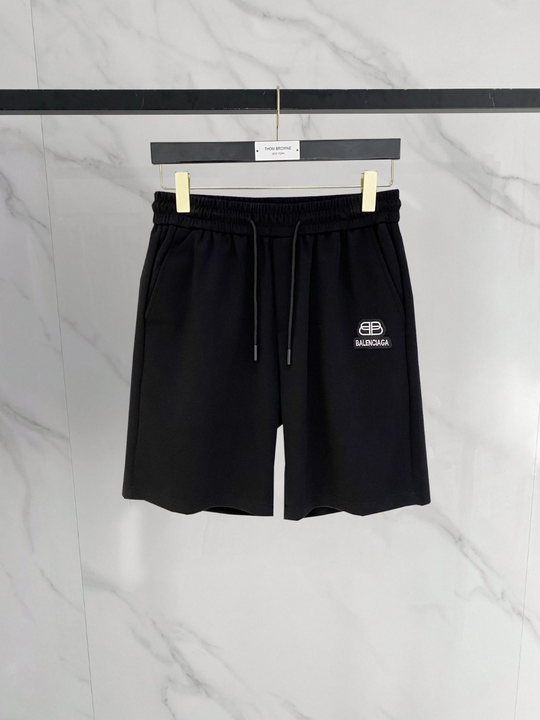 NO:776554,Balenciaga 2026 spring and summer new men's casual shorts, five-quarter pants, high-end goods, simple, fashionable and generous, customized original imported fabrics, simple and refreshing, high-quality workmanship details, exquisite, simple and generous, versatile style, elegant and handsome upper body, brand new sense of sight!  The appearance is incomparable, the details are in place, and the upper body is not picky!  Size M-3xL,,balenciaga,shorts,19860909巴黎世家 2026春夏新款男士休闲短裤 五分裤 高端货简洁时尚大方定制原版进口面料简洁利落又清爽品质做工细节精美简约大方百搭款 上身优雅帅气,焕然一新的即视感！品相无敌,细节都很到位,上身不挑人！ 码数M-3xL,,balenciaga,shorts,,Men's clothing