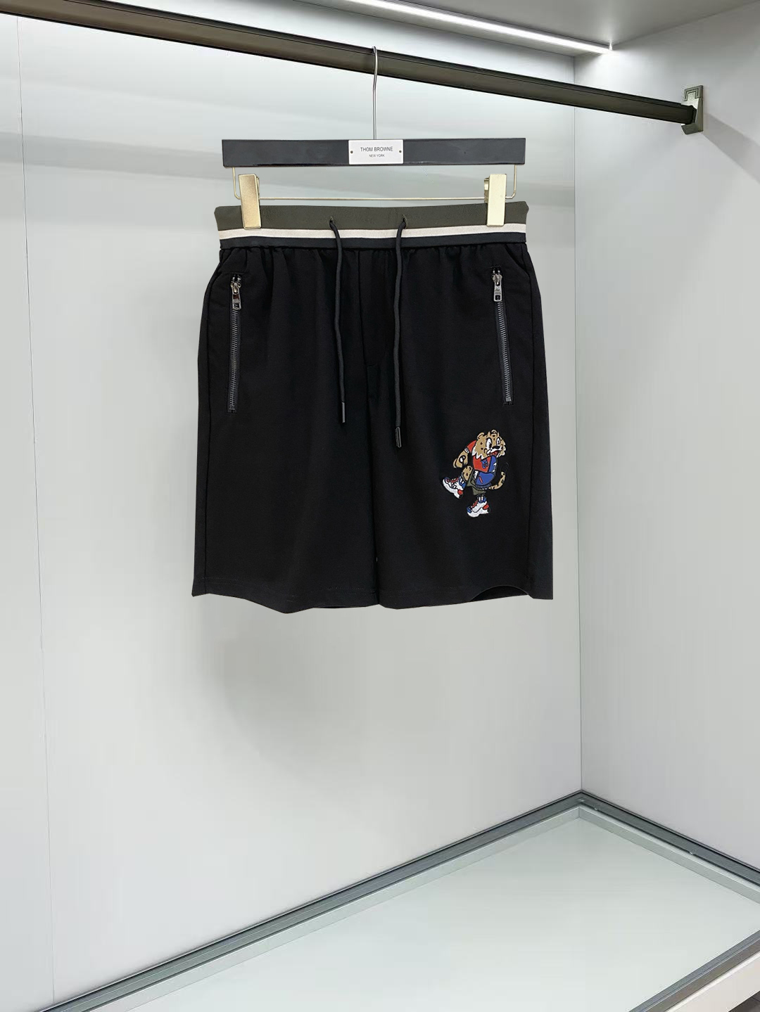 NO:911950,DG 2026 new spring and summer men's casual shorts, three-quarter pants, high-end goods, simple, fashionable and generous, customized original imported fabrics, simple and refreshing, high-quality workmanship details, exquisite, simple and generous, versatile style, elegant and handsome upper body, brand new sense of sight!  The appearance is incomparable, the details are in place, and the upper body is not picky!  Code number M-3xL,,shorts,19860909DG 2026春夏新款男士休闲短裤 五分裤 高端货简洁时尚大方定制原版进口面料简洁利落又清爽品质做工细节精美简约大方百搭款 上身优雅帅气,焕然一新的即视感！品相无敌,细节都很到位,上身不挑人！ 码数M-3xL,,shorts,,Men's clothing
