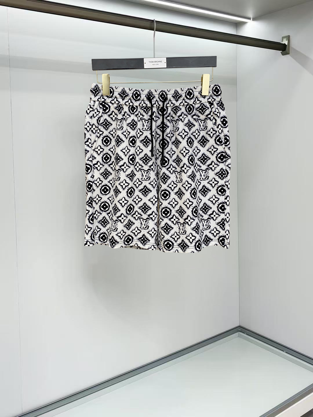 NO:911961,LV 2026 spring and summer new men's casual shorts, three-quarter pants, high-end goods, simple, fashionable and generous, customized original imported fabrics, simple and refreshing, high-quality workmanship details, exquisite, simple and generous, versatile style, elegant and handsome upper body, brand new sense of sight!  The appearance is incomparable, the details are in place, and the upper body is not picky!  Size M-3xL,,louis vuitton,shorts,19860909LV 2026春夏新款男士休闲短裤 五分裤 高端货简洁时尚大方定制原版进口面料简洁利落又清爽品质做工细节精美简约大方百搭款 上身优雅帅气,焕然一新的即视感！品相无敌,细节都很到位,上身不挑人！ 码数M-3xL,,louis vuitton,shorts,,Men's clothing