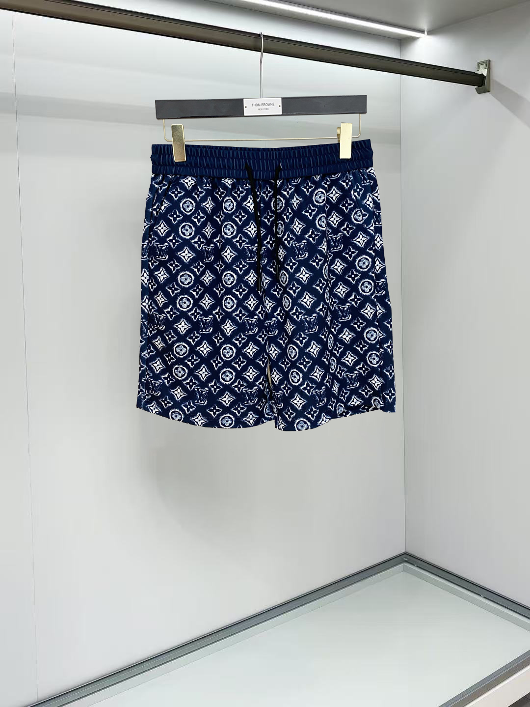 NO:911955,LV 2026 spring and summer new men's casual shorts, three-quarter pants, high-end goods, simple, fashionable and generous, customized original imported fabrics, simple and refreshing, high-quality workmanship details, exquisite, simple and generous, versatile style, elegant and handsome upper body, brand new sense of sight!  The appearance is incomparable, the details are in place, and the upper body is not picky!  Size M-3xL,,louis vuitton,shorts,19860909LV 2026春夏新款男士休闲短裤 五分裤 高端货简洁时尚大方定制原版进口面料简洁利落又清爽品质做工细节精美简约大方百搭款 上身优雅帅气,焕然一新的即视感！品相无敌,细节都很到位,上身不挑人！ 码数M-3xL,,louis vuitton,shorts,,Men's clothing