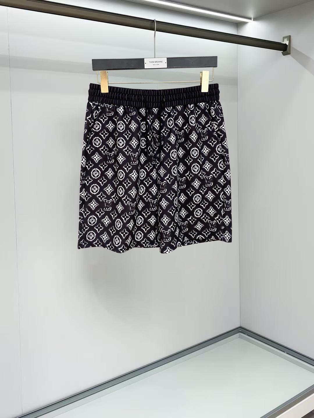 NO:911971,LV 2026 spring and summer new men's casual shorts, three-quarter pants, high-end goods, simple, fashionable and generous, customized original imported fabrics, simple and refreshing, high-quality workmanship details, exquisite, simple and generous, versatile style, elegant and handsome upper body, brand new sense of sight!  The appearance is incomparable, the details are in place, and the upper body is not picky!  Size M-3xL,,louis vuitton,shorts,19860909LV 2026春夏新款男士休闲短裤 五分裤 高端货简洁时尚大方定制原版进口面料简洁利落又清爽品质做工细节精美简约大方百搭款 上身优雅帅气,焕然一新的即视感！品相无敌,细节都很到位,上身不挑人！ 码数M-3xL,,louis vuitton,shorts,,Men's clothing