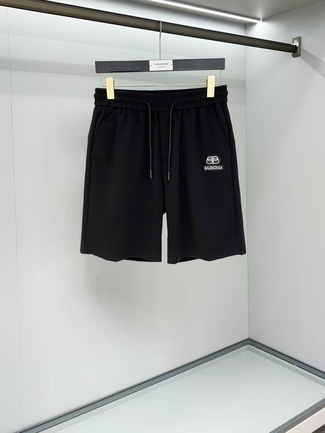 NO:911956,Balenciaga 2026 spring and summer new men's casual shorts, five-quarter pants, high-end goods, simple, fashionable and generous, customized original imported fabrics, simple and refreshing, high-quality workmanship details, exquisite, simple and generous, versatile style, elegant and handsome upper body, brand new sense of sight!  The appearance is incomparable, the details are in place, and the upper body is not picky!  Size M-3xL,,balenciaga,shorts,19860909巴黎世家 2026春夏新款男士休闲短裤 五分裤 高端货简洁时尚大方定制原版进口面料简洁利落又清爽品质做工细节精美简约大方百搭款 上身优雅帅气,焕然一新的即视感！品相无敌,细节都很到位,上身不挑人！ 码数M-3xL,,balenciaga,shorts,,Men's clothing