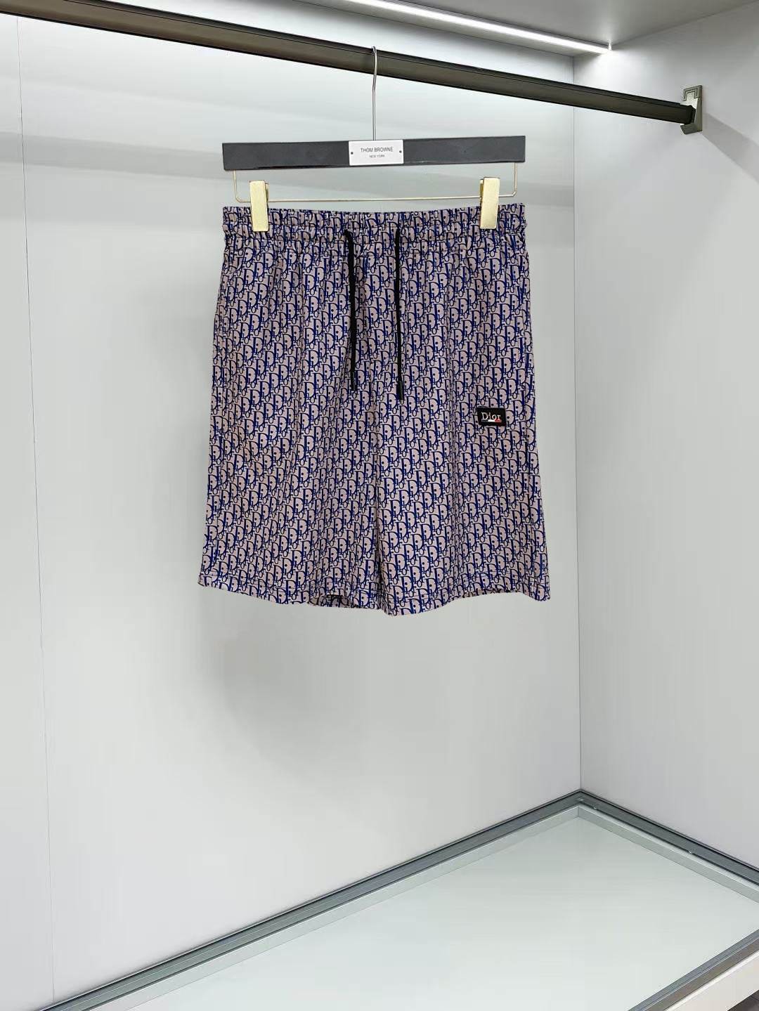 NO:911951,Dior 2026 spring and summer new men's casual shorts, three-quarter pants, high-end goods, simple, fashionable and generous, customized original imported fabrics, simple and refreshing, high-quality workmanship details, exquisite, simple and generous, versatile style, elegant and handsome upper body, brand new sense of sight!  The appearance is incomparable, the details are in place, and the upper body is not picky!  Size M-3xL,,dior,shorts,19860909迪奥 2026春夏新款男士休闲短裤 五分裤 高端货简洁时尚大方定制原版进口面料简洁利落又清爽品质做工细节精美简约大方百搭款 上身优雅帅气,焕然一新的即视感！品相无敌,细节都很到位,上身不挑人！ 码数M-3xL,,dior,shorts,,Men's clothing