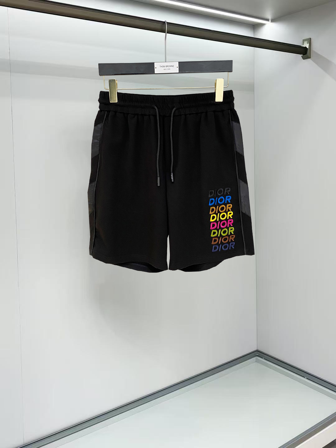 NO:912013,Dior 2026 spring and summer new men's casual shorts, three-quarter pants, high-end goods, simple, fashionable and generous, customized original imported fabrics, simple and refreshing, high-quality workmanship details, exquisite, simple and generous, versatile style, elegant and handsome upper body, brand new sense of sight!  The appearance is incomparable, the details are in place, and the upper body is not picky!  Size M-3xL,,dior,shorts,19860909迪奥 2026春夏新款男士休闲短裤 五分裤 高端货简洁时尚大方定制原版进口面料简洁利落又清爽品质做工细节精美简约大方百搭款 上身优雅帅气,焕然一新的即视感！品相无敌,细节都很到位,上身不挑人！ 码数M-3xL,,dior,shorts,,Men's clothing