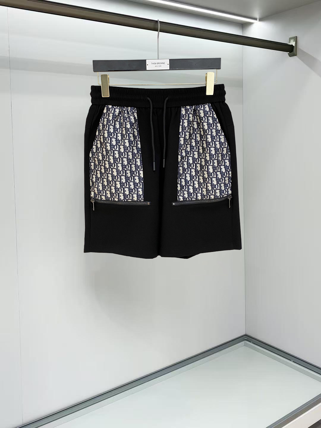 NO:911989,Dior 2026 spring and summer new men's casual shorts, three-quarter pants, high-end goods, simple, fashionable and generous, customized original imported fabrics, simple and refreshing, high-quality workmanship details, exquisite, simple and generous, versatile style, elegant and handsome upper body, brand new sense of sight!  The appearance is incomparable, the details are in place, and the upper body is not picky!  Size M-3xL,,dior,shorts,19860909迪奥 2026春夏新款男士休闲短裤 五分裤 高端货简洁时尚大方定制原版进口面料简洁利落又清爽品质做工细节精美简约大方百搭款 上身优雅帅气,焕然一新的即视感！品相无敌,细节都很到位,上身不挑人！ 码数M-3xL,,dior,shorts,,Men's clothing