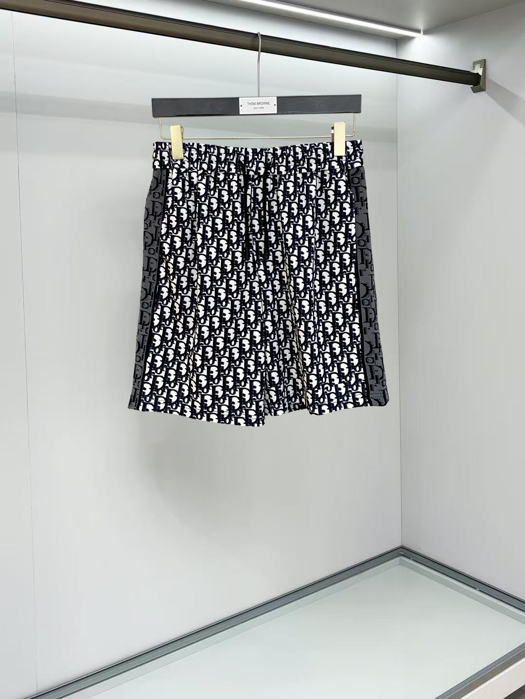 NO:911980,Dior 2026 spring and summer new men's casual shorts, three-quarter pants, high-end goods, simple, fashionable and generous, customized original imported fabrics, simple and refreshing, high-quality workmanship details, exquisite, simple and generous, versatile style, elegant and handsome upper body, brand new sense of sight!  The appearance is incomparable, the details are in place, and the upper body is not picky!  Size M-3xL,,dior,shorts,19860909迪奥 2026春夏新款男士休闲短裤 五分裤 高端货简洁时尚大方定制原版进口面料简洁利落又清爽品质做工细节精美简约大方百搭款 上身优雅帅气,焕然一新的即视感！品相无敌,细节都很到位,上身不挑人！ 码数M-3xL,,dior,shorts,,Men's clothing