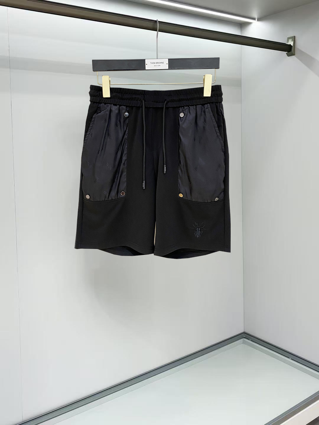 NO:911998,Dior 2026 spring and summer new men's casual shorts, three-quarter pants, high-end goods, simple, fashionable and generous, customized original imported fabrics, simple and refreshing, high-quality workmanship details, exquisite, simple and generous, versatile style, elegant and handsome upper body, brand new sense of sight!  The appearance is incomparable, the details are in place, and the upper body is not picky!  Size M-3xL,,dior,shorts,19860909迪奥 2026春夏新款男士休闲短裤 五分裤 高端货简洁时尚大方定制原版进口面料简洁利落又清爽品质做工细节精美简约大方百搭款 上身优雅帅气,焕然一新的即视感！品相无敌,细节都很到位,上身不挑人！ 码数M-3xL,,dior,shorts,,Men's clothing