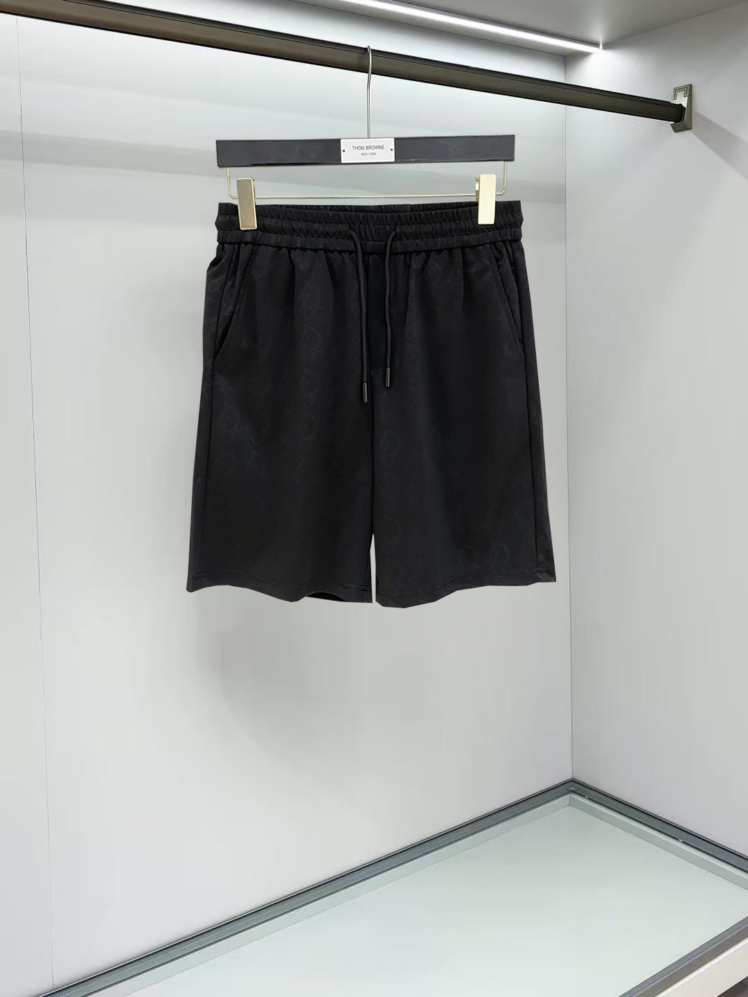 NO:911981,Dior 2026 spring and summer new men's casual shorts, three-quarter pants, high-end goods, simple, fashionable and generous, customized original imported fabrics, simple and refreshing, high-quality workmanship details, exquisite, simple and generous, versatile style, elegant and handsome upper body, brand new sense of sight!  The appearance is incomparable, the details are in place, and the upper body is not picky!  Size M-3xL,,dior,shorts,19860909迪奥 2026春夏新款男士休闲短裤 五分裤 高端货简洁时尚大方定制原版进口面料简洁利落又清爽品质做工细节精美简约大方百搭款 上身优雅帅气,焕然一新的即视感！品相无敌,细节都很到位,上身不挑人！ 码数M-3xL,,dior,shorts,,Men's clothing