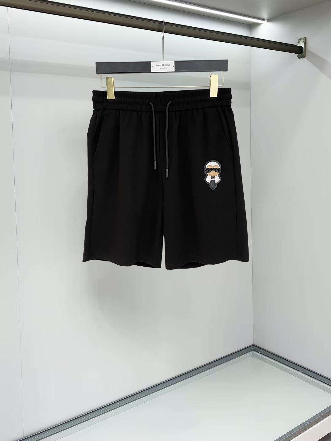 NO:911976,Fendi 2026 spring and summer new men's casual shorts, three-quarter pants, high-end goods, simple, fashionable and generous, customized original imported fabrics, simple and refreshing, high-quality workmanship details, exquisite, simple and generous, versatile style, elegant and handsome upper body, brand new sense of sight!  The appearance is incomparable, the details are in place, and the upper body is not picky!  Size M-3xL,,fendi,shorts,19860909芬迪 2026春夏新款男士休闲短裤 五分裤 高端货简洁时尚大方定制原版进口面料简洁利落又清爽品质做工细节精美简约大方百搭款 上身优雅帅气,焕然一新的即视感！品相无敌,细节都很到位,上身不挑人！ 码数M-3xL,,fendi,shorts,,Men's clothing